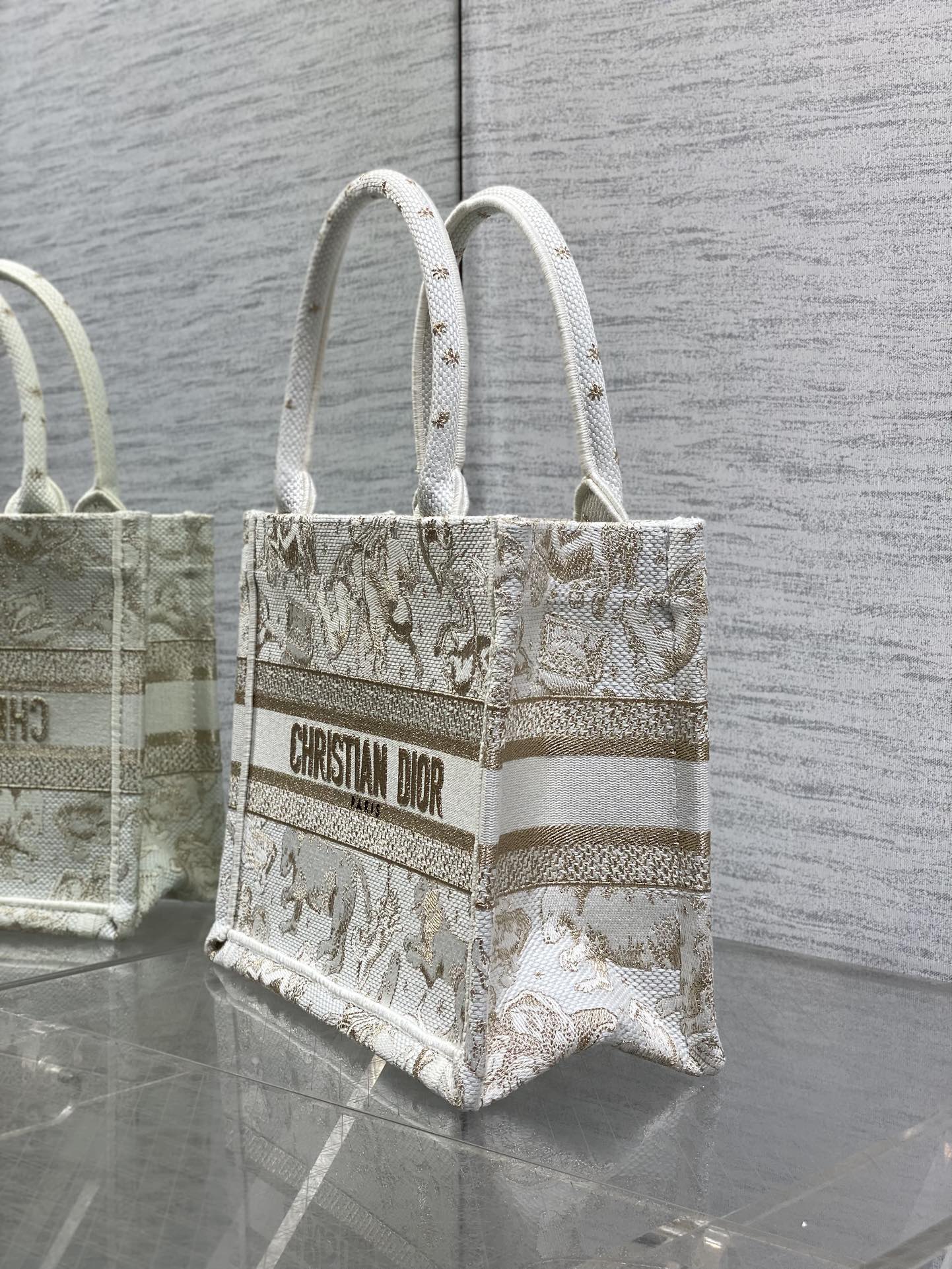 现货‼️Dior圣诞限定Book Tote手袋，白金配色+金色刺绣，奢华优雅感拉满，厚实帆布材质，结实耐