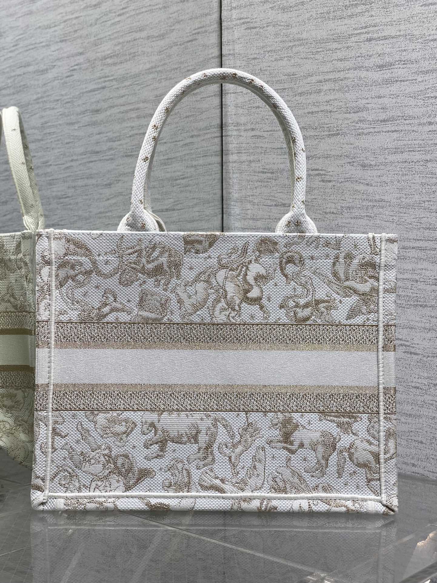 现货‼️Dior圣诞限定Book Tote手袋，白金配色+金色刺绣，奢华优雅感拉满，厚实帆布材质，结实耐