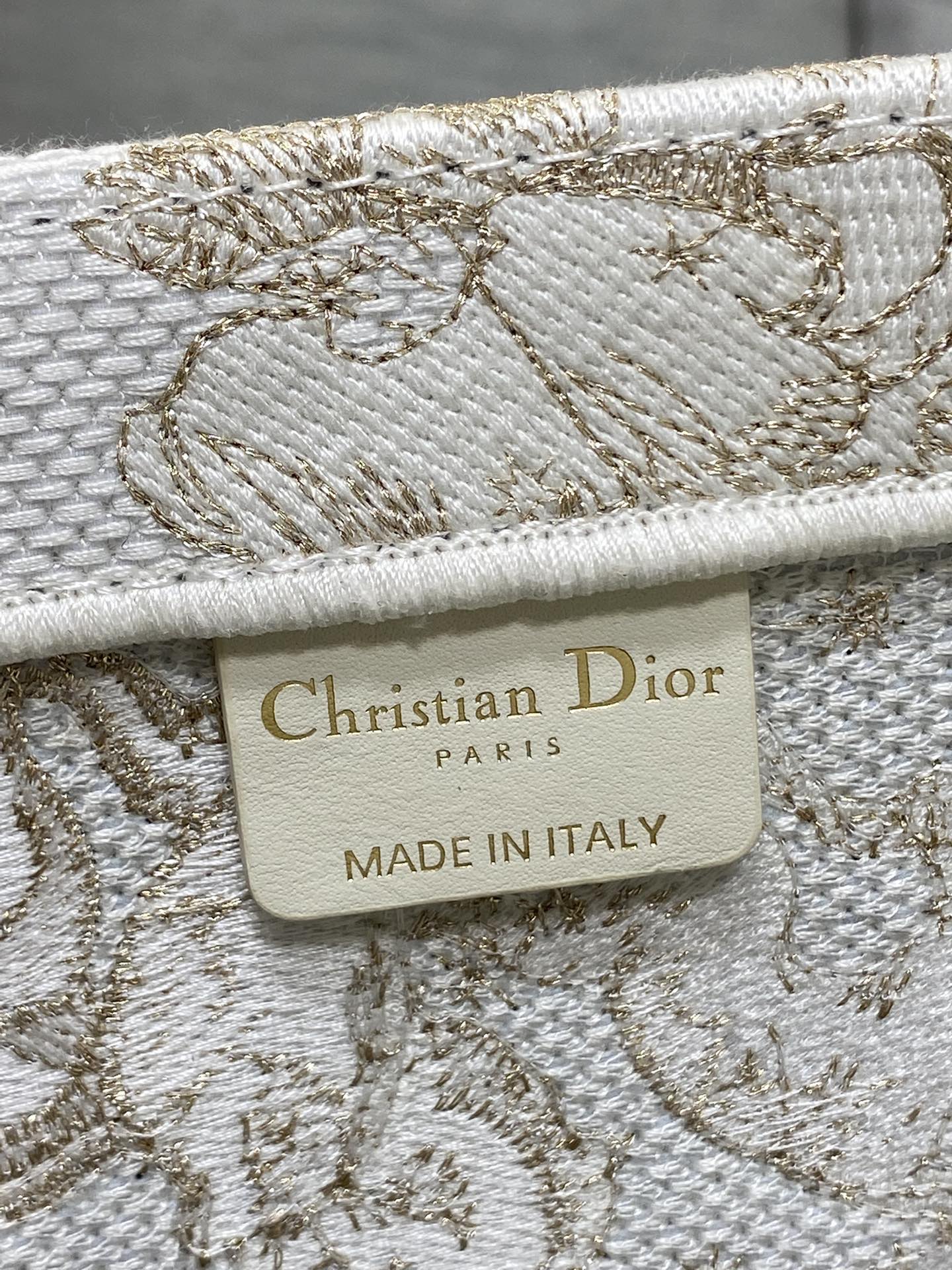 现货‼️Dior圣诞限定Book Tote手袋，白金配色+金色刺绣，奢华优雅感拉满，厚实帆布材质，结实耐