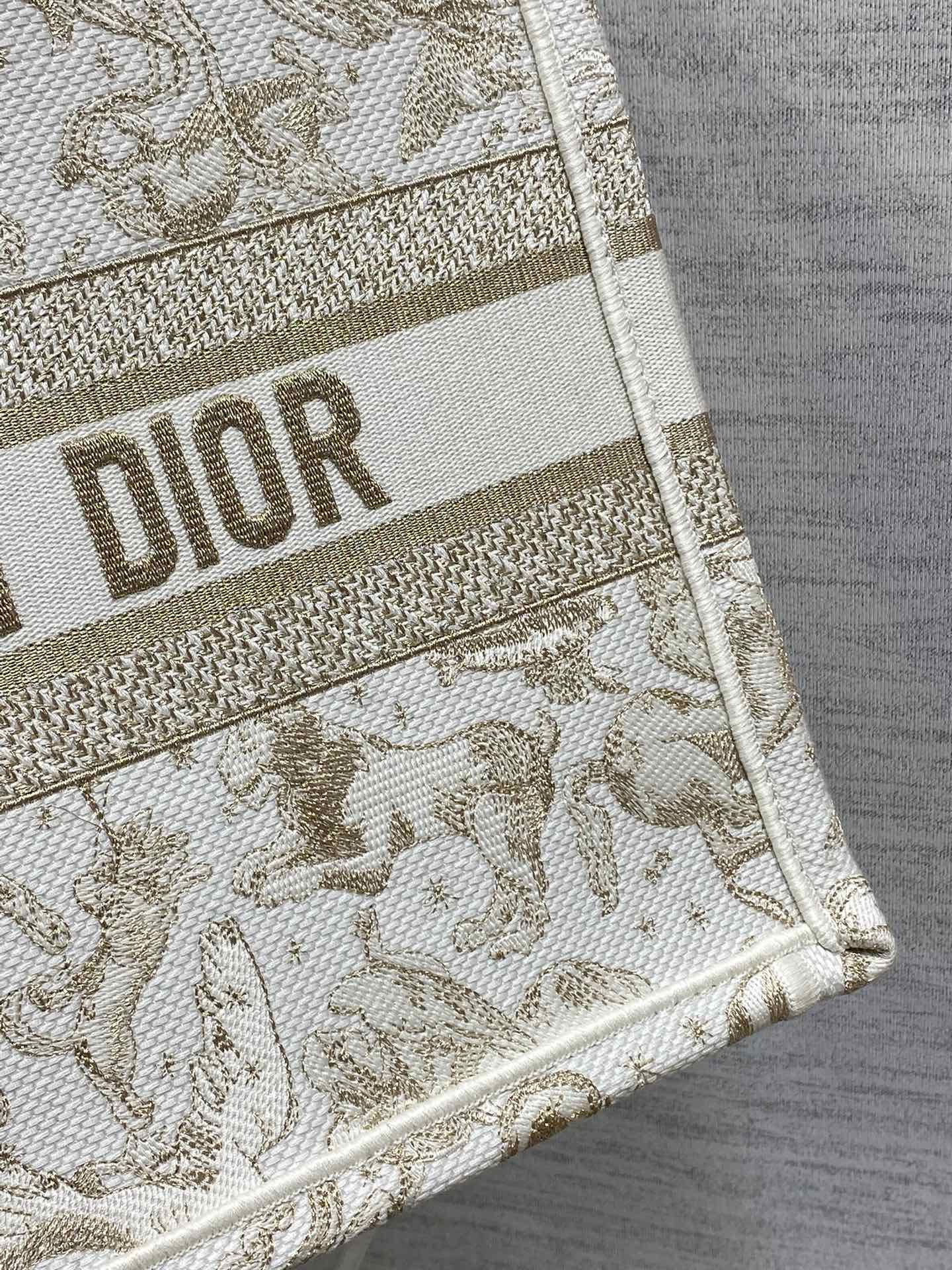 现货‼️Dior圣诞限定Book Tote手袋，白金配色+金色刺绣，奢华优雅感拉满，厚实帆布材质，结实耐