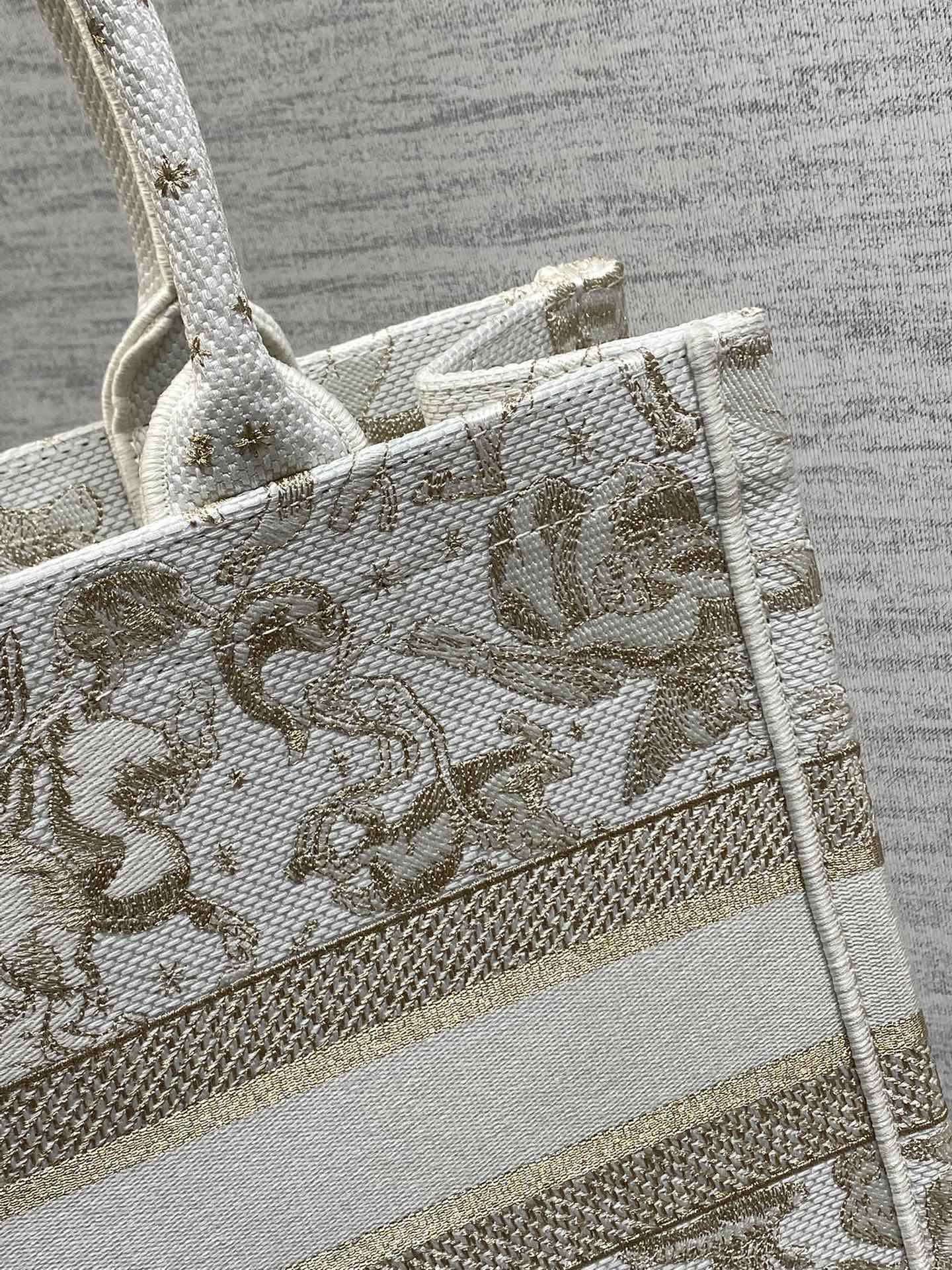 现货‼️Dior圣诞限定Book Tote手袋，白金配色+金色刺绣，奢华优雅感拉满，厚实帆布材质，结实耐