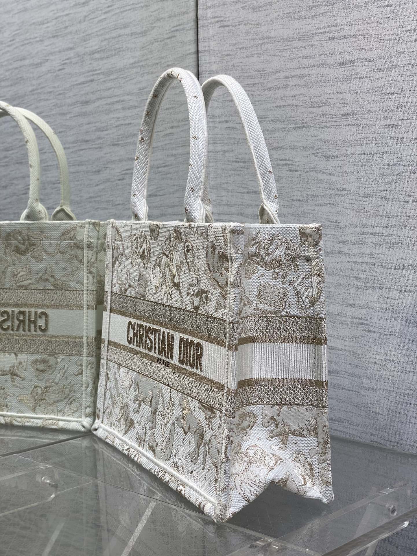 现货‼️Dior圣诞限定Book Tote手袋，白金配色+金色刺绣，奢华优雅感拉满，厚实帆布材质，结实耐
