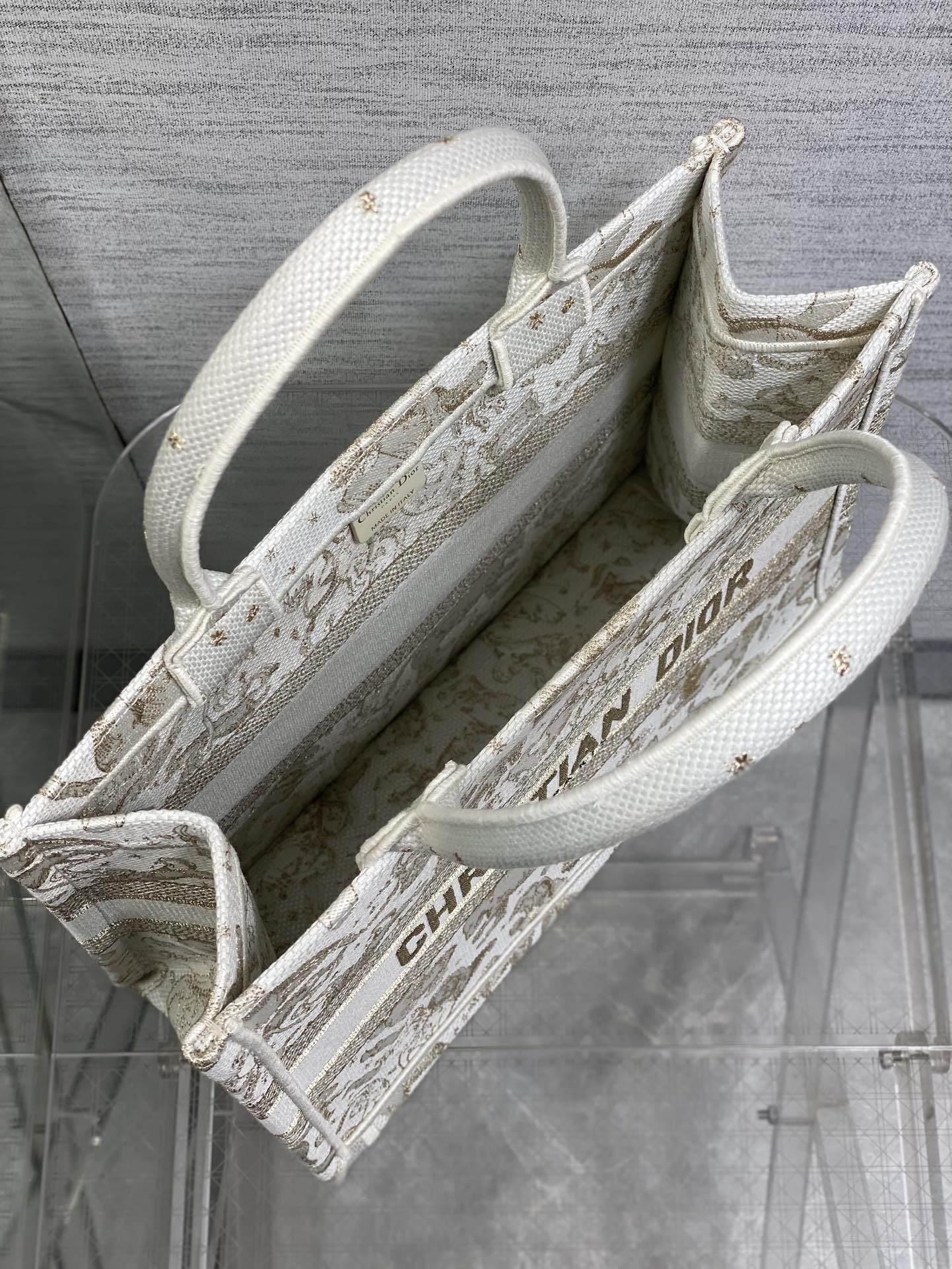 现货‼️Dior圣诞限定Book Tote手袋，白金配色+金色刺绣，奢华优雅感拉满，厚实帆布材质，结实耐