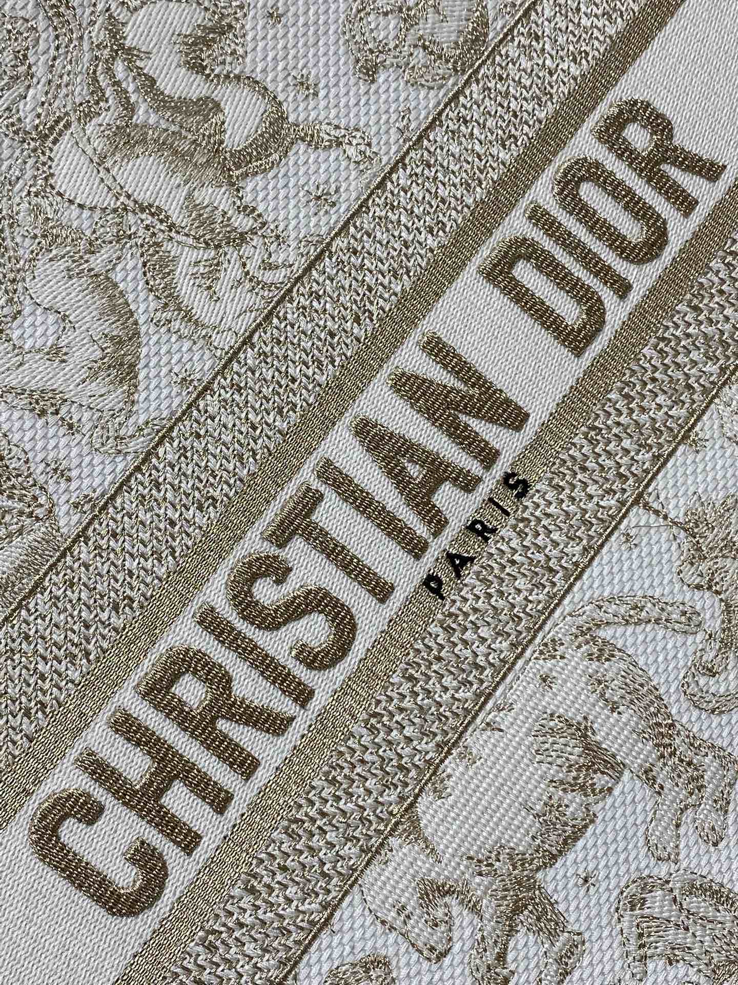 现货‼️Dior圣诞限定Book Tote手袋，白金配色+金色刺绣，奢华优雅感拉满，厚实帆布材质，结实耐