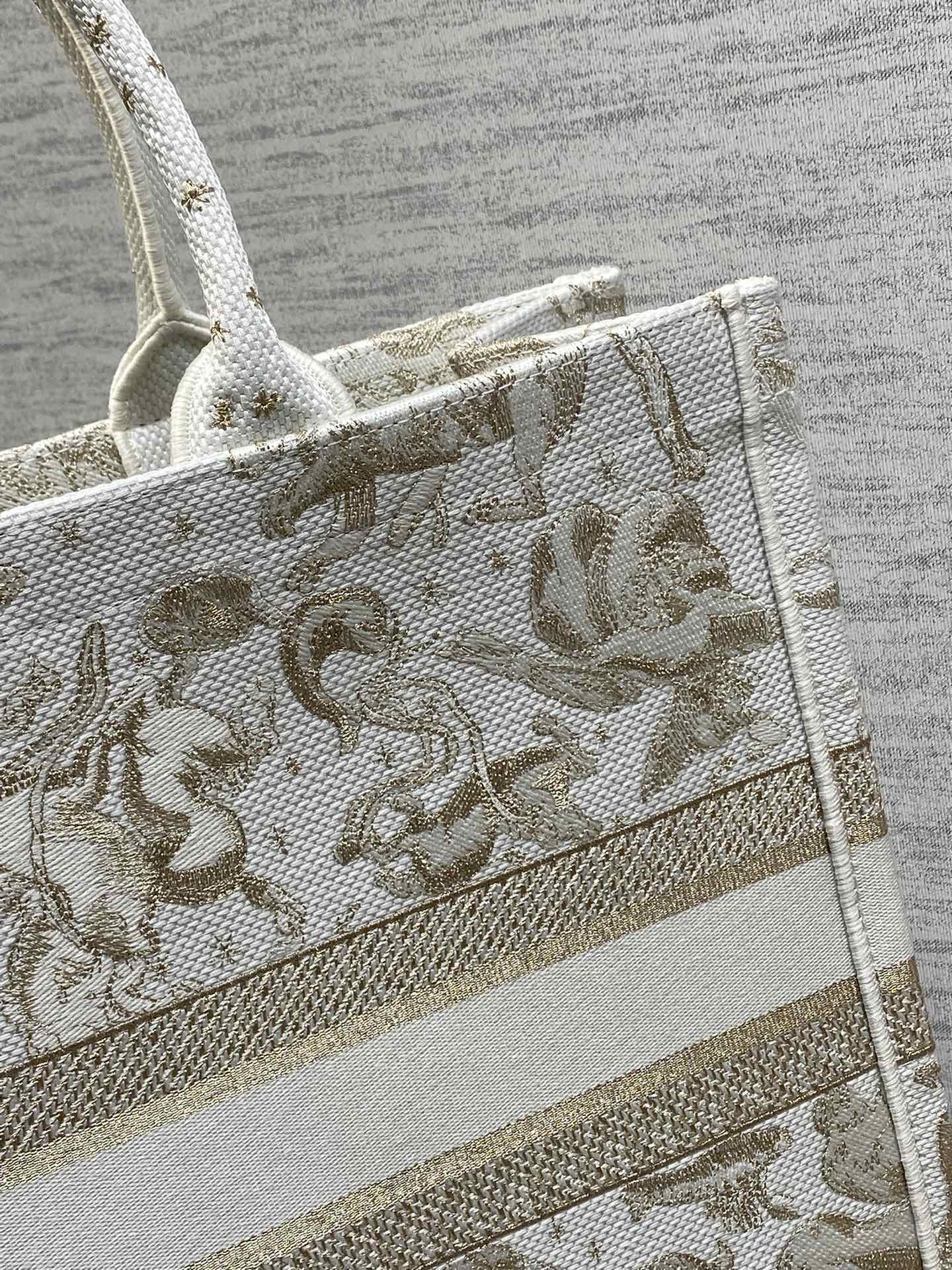 现货‼️Dior圣诞限定Book Tote手袋，白金配色+金色刺绣，奢华优雅感拉满，厚实帆布材质，结实耐