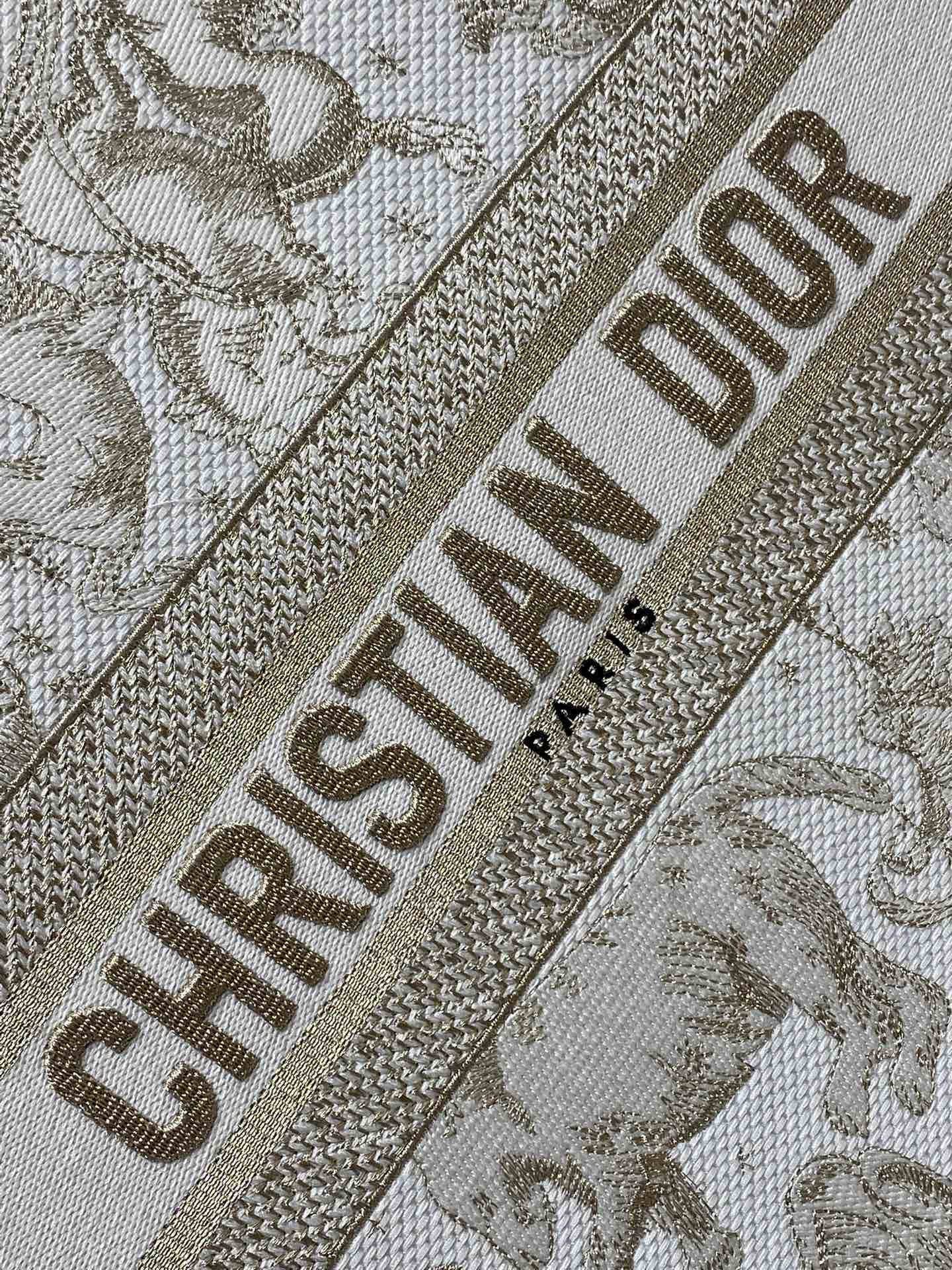 现货‼️Dior圣诞限定Book Tote手袋，白金配色+金色刺绣，奢华优雅感拉满，厚实帆布材质，结实耐