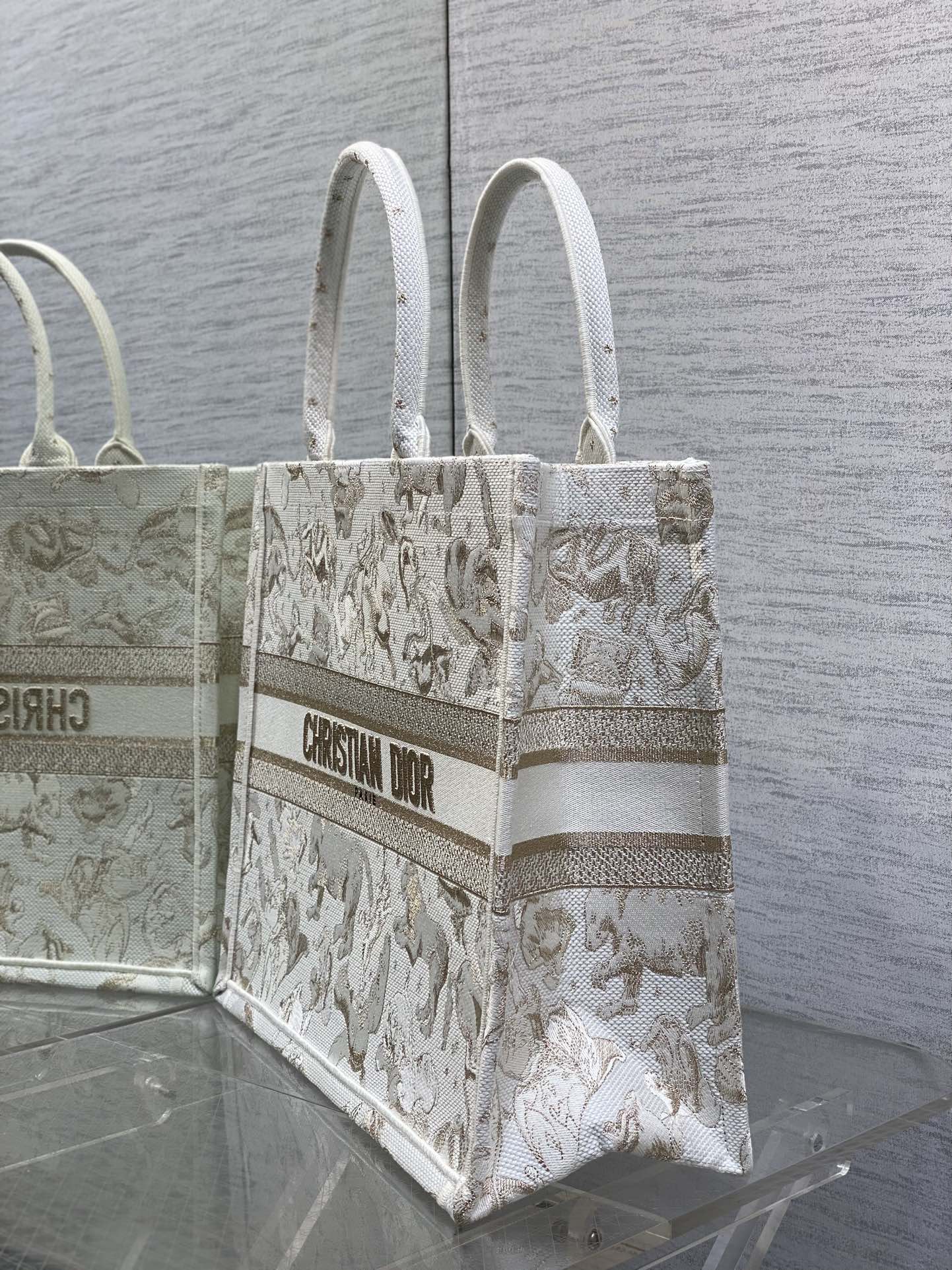 现货‼️Dior圣诞限定Book Tote手袋，白金配色+金色刺绣，奢华优雅感拉满，厚实帆布材质，结实耐
