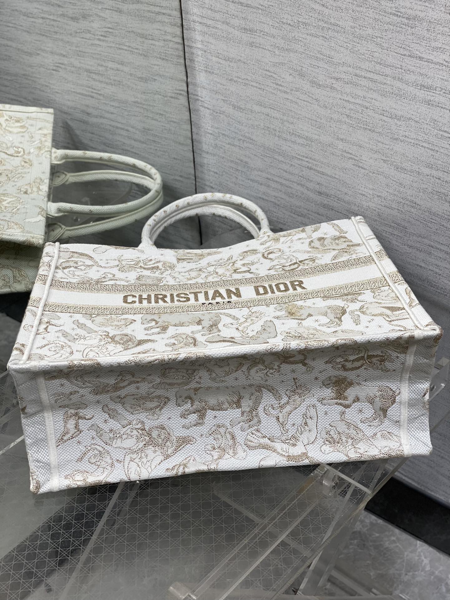 现货‼️Dior圣诞限定Book Tote手袋，白金配色+金色刺绣，奢华优雅感拉满，厚实帆布材质，结实耐