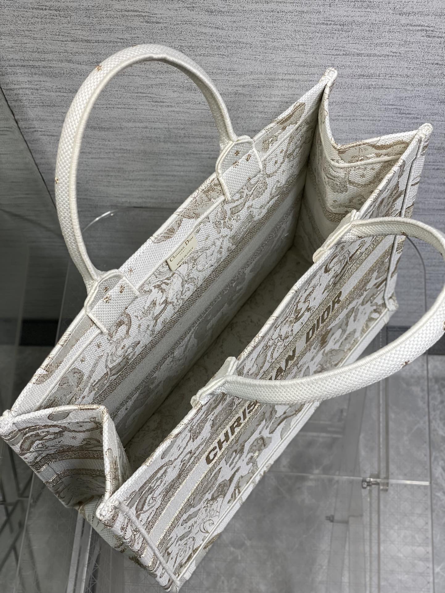 现货‼️Dior圣诞限定Book Tote手袋，白金配色+金色刺绣，奢华优雅感拉满，厚实帆布材质，结实耐