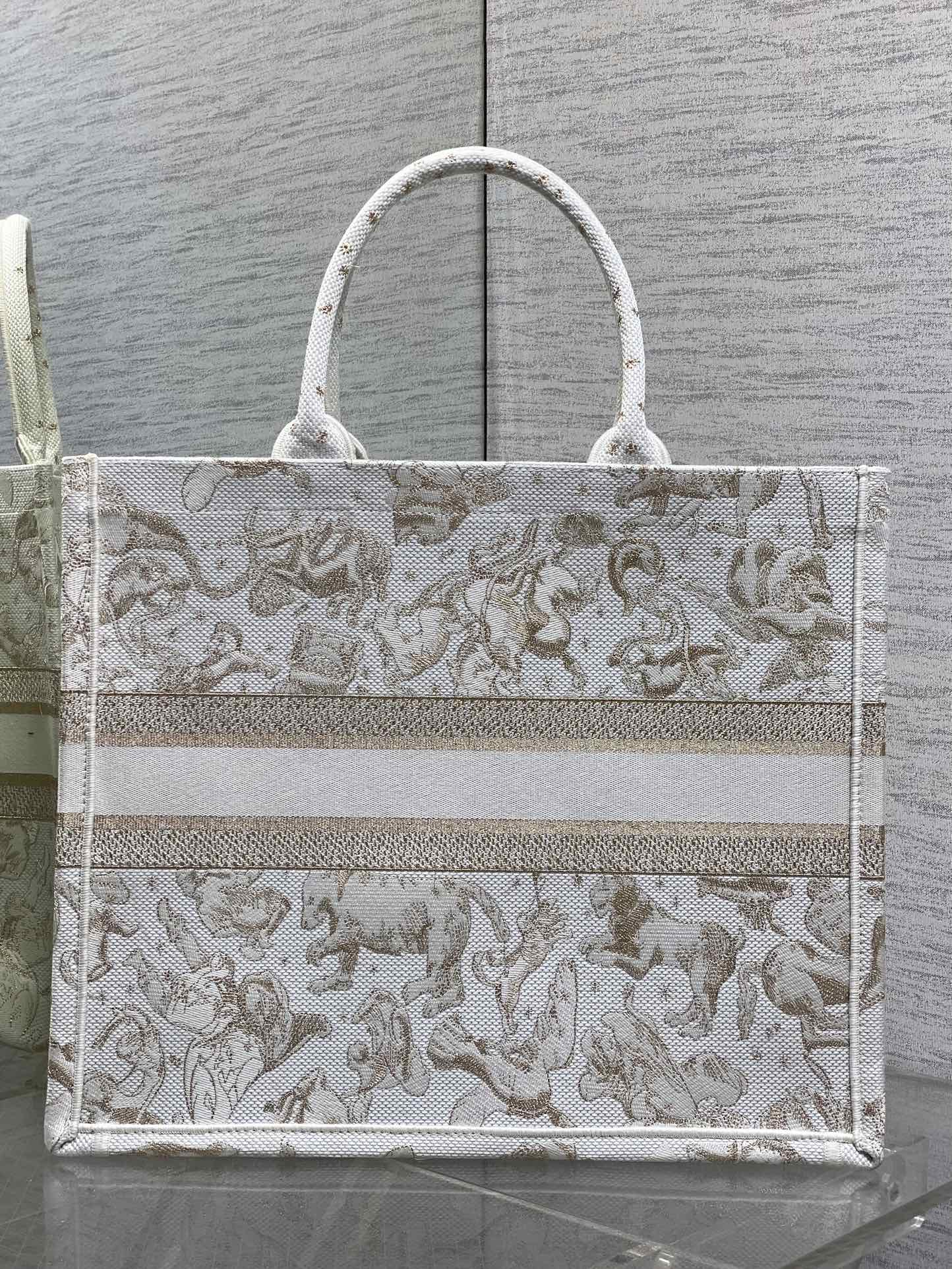 现货‼️Dior圣诞限定Book Tote手袋，白金配色+金色刺绣，奢华优雅感拉满，厚实帆布材质，结实耐