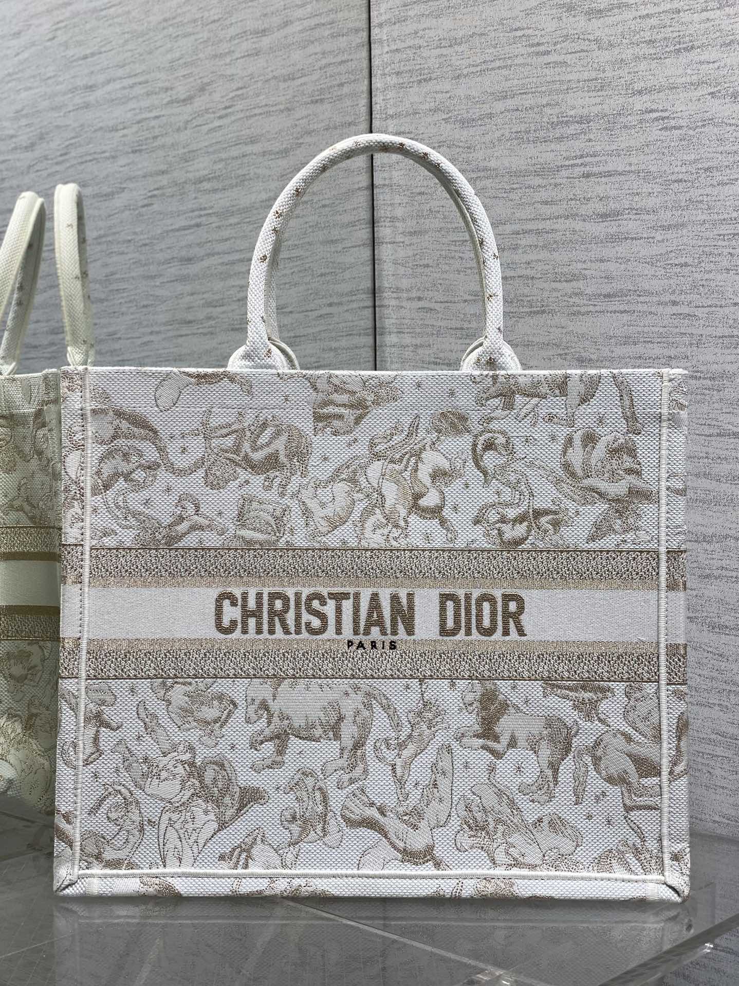 现货‼️Dior圣诞限定Book Tote手袋，白金配色+金色刺绣，奢华优雅感拉满，厚实帆布材质，结实耐