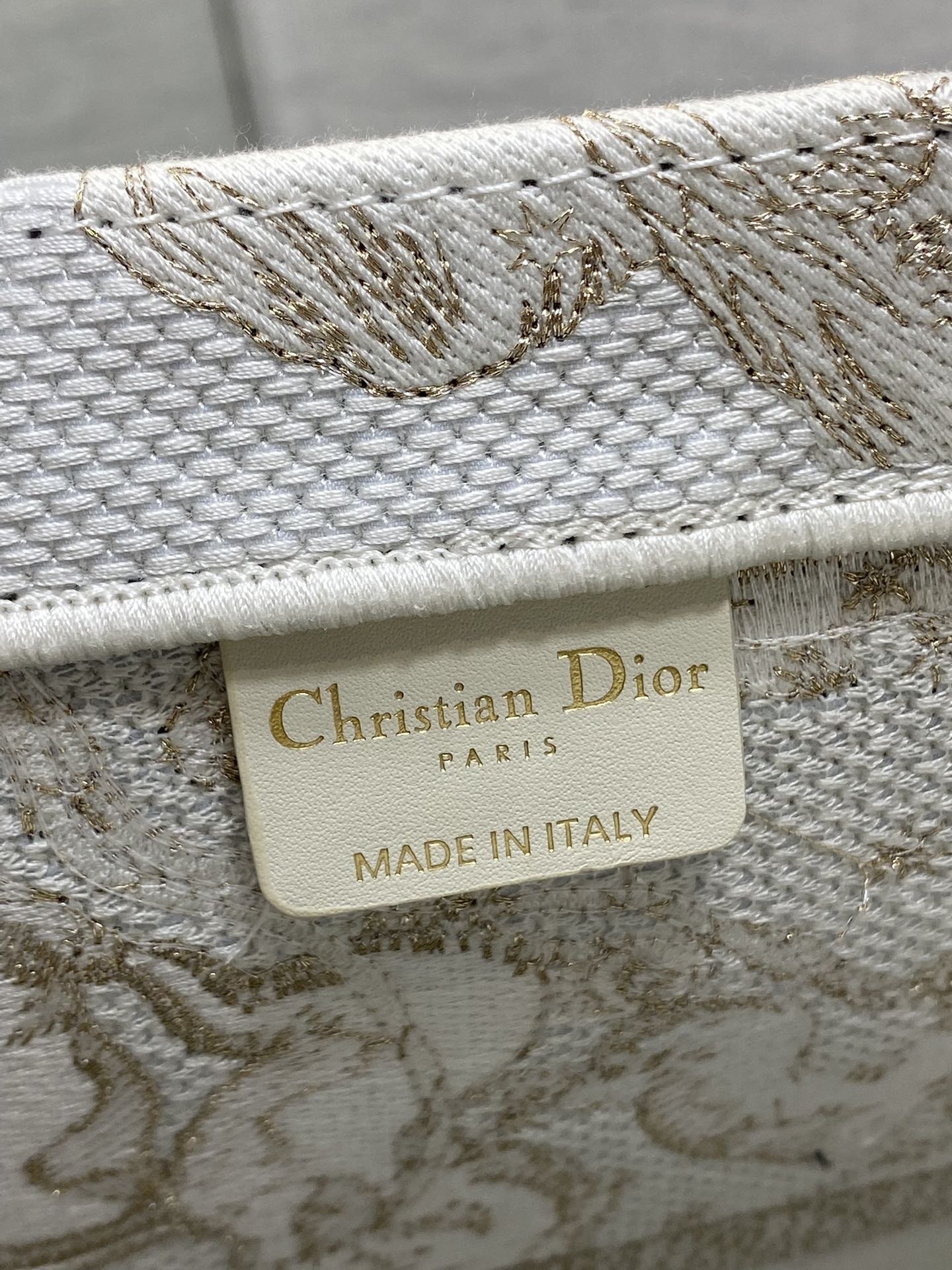 现货‼️Dior圣诞限定Book Tote手袋，白金配色+金色刺绣，奢华优雅感拉满，厚实帆布材质，结实耐