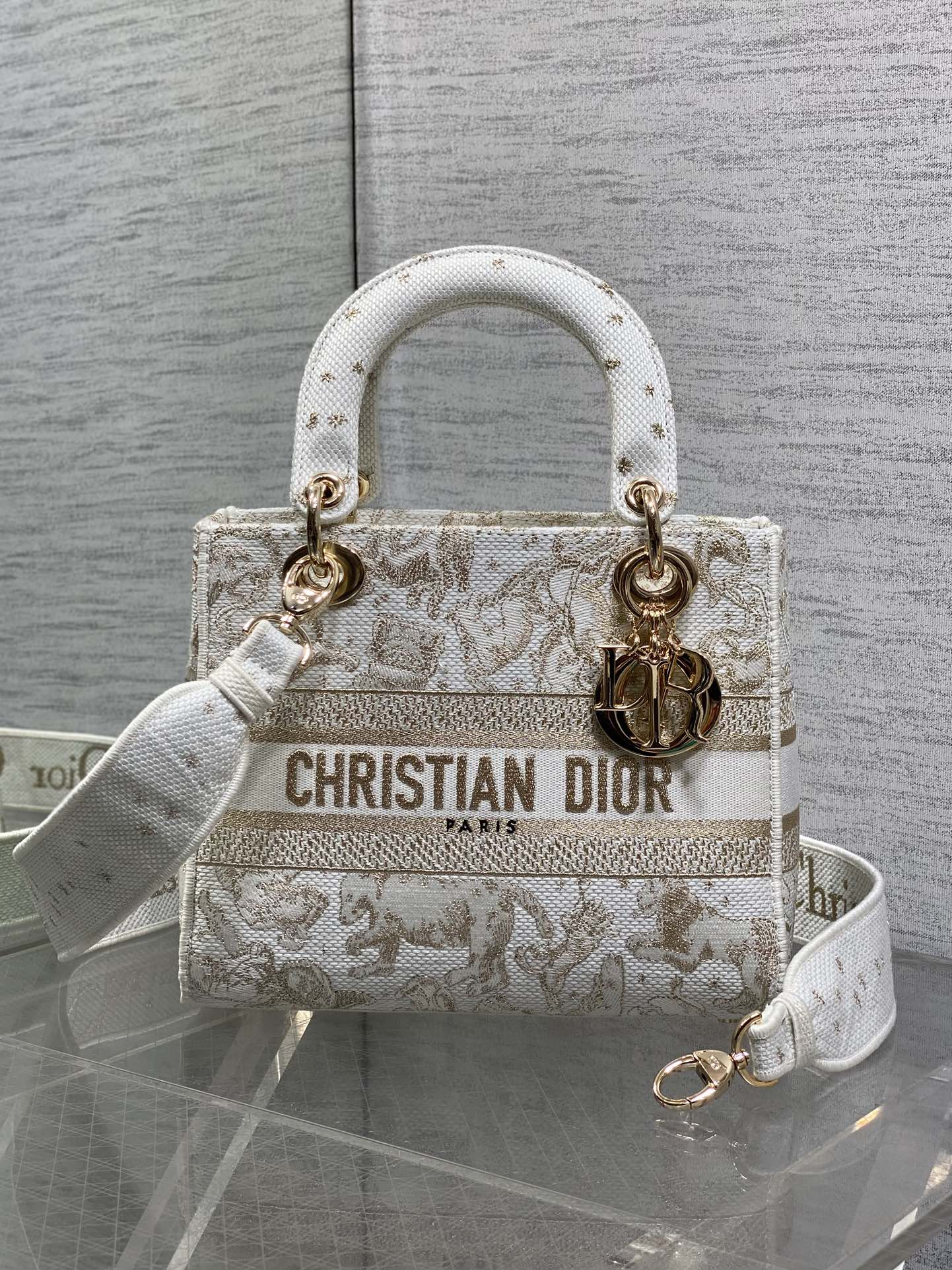 现货‼️Dior LadyD-Lite白金刺绣戴妃包，中号24cm，白色帆布+金色刺绣，优雅复古风满满!