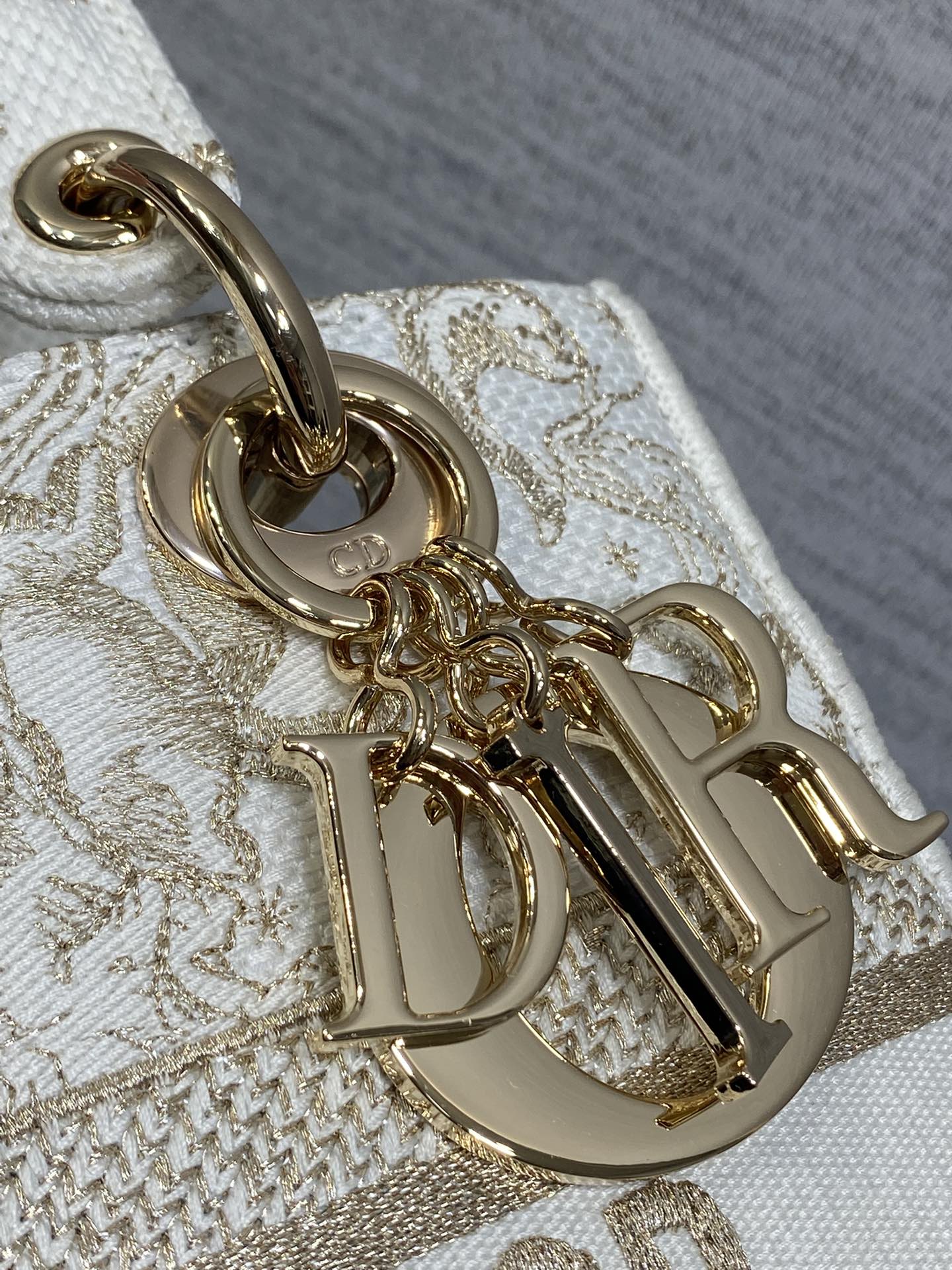 现货‼️Dior LadyD-Lite白金刺绣戴妃包，中号24cm，白色帆布+金色刺绣，优雅复古风满满!