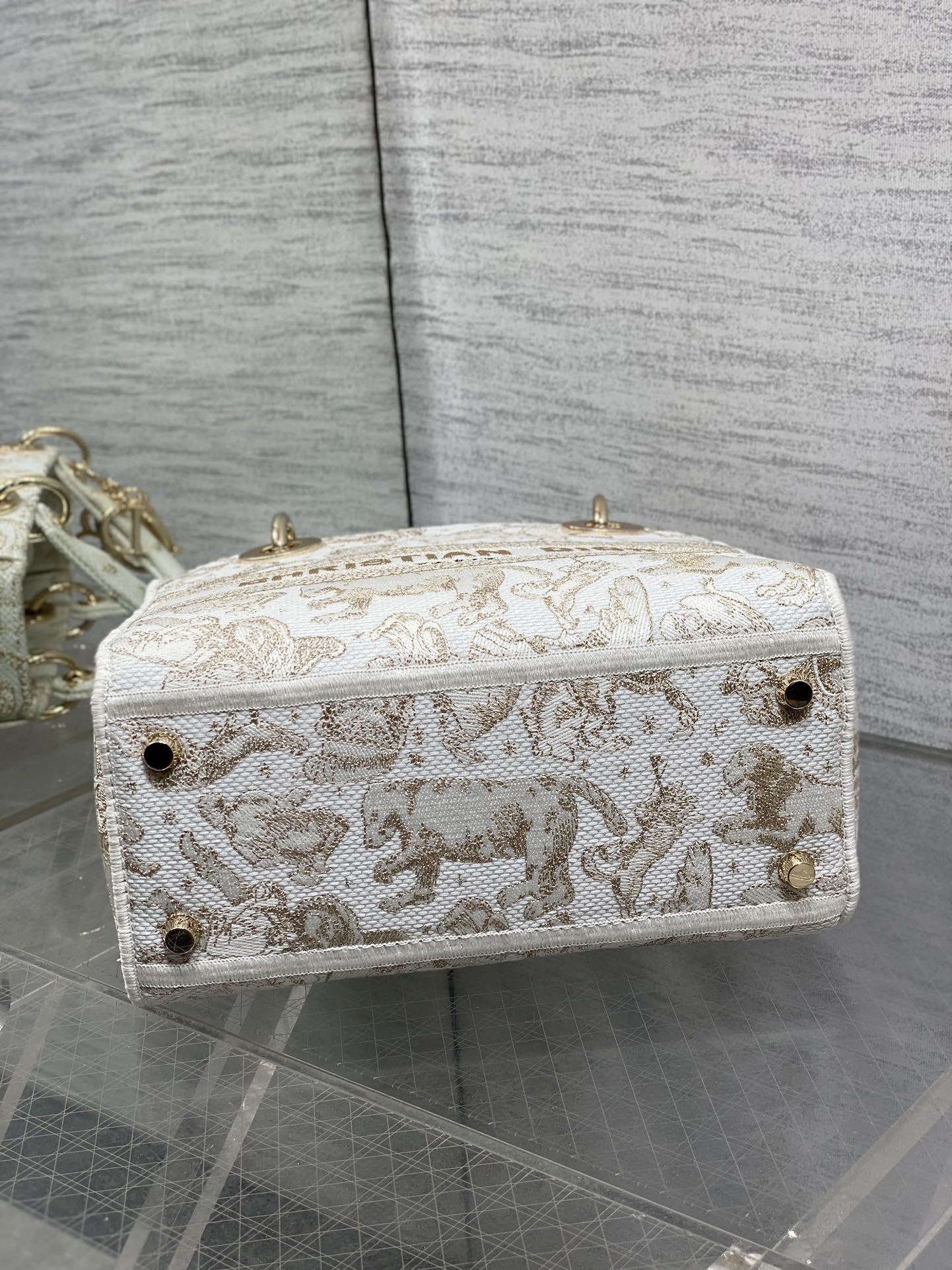 现货‼️Dior LadyD-Lite白金刺绣戴妃包，中号24cm，白色帆布+金色刺绣，优雅复古风满满!