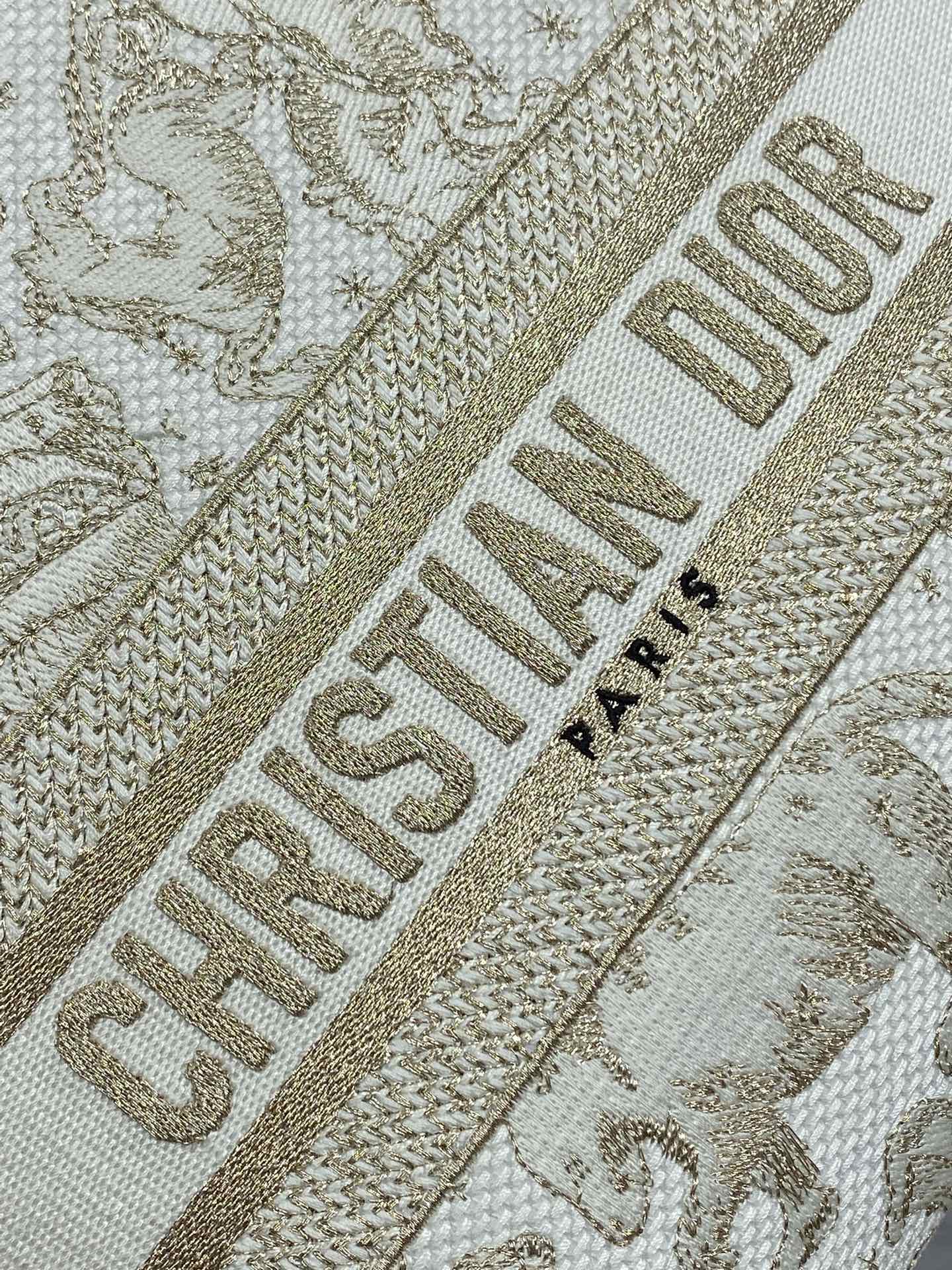 现货‼️Dior LadyD-Lite白金刺绣戴妃包，中号24cm，白色帆布+金色刺绣，优雅复古风满满!