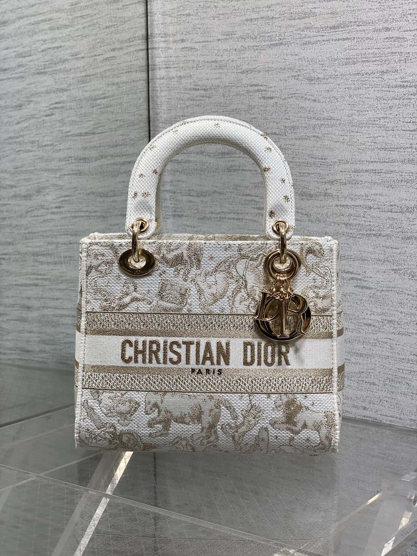 现货‼️Dior LadyD-Lite白金刺绣戴妃包，中号24cm，白色帆布+金色刺绣，优雅复古风满满!