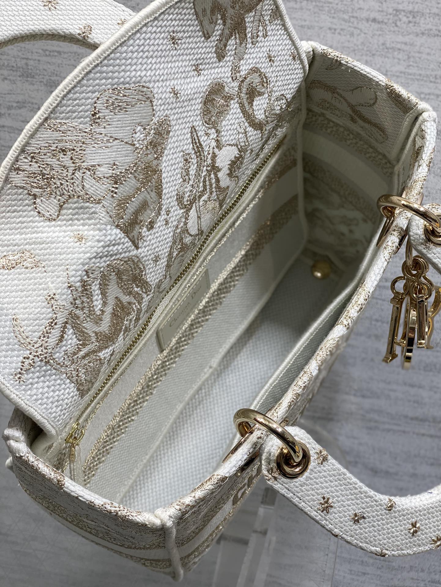 现货‼️Dior LadyD-Lite白金刺绣戴妃包，中号24cm，白色帆布+金色刺绣，优雅复古风满满!