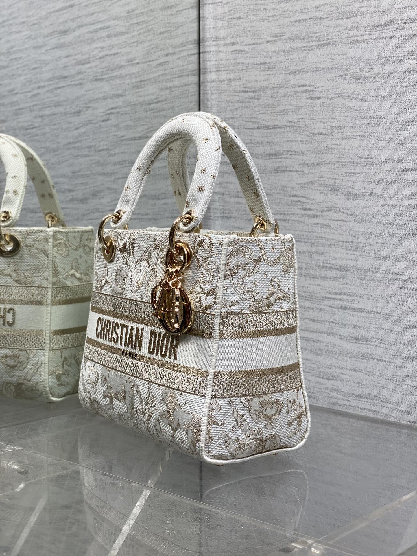现货‼️Dior LadyD-Lite白金刺绣戴妃包，中号24cm，白色帆布+金色刺绣，优雅复古风满满!