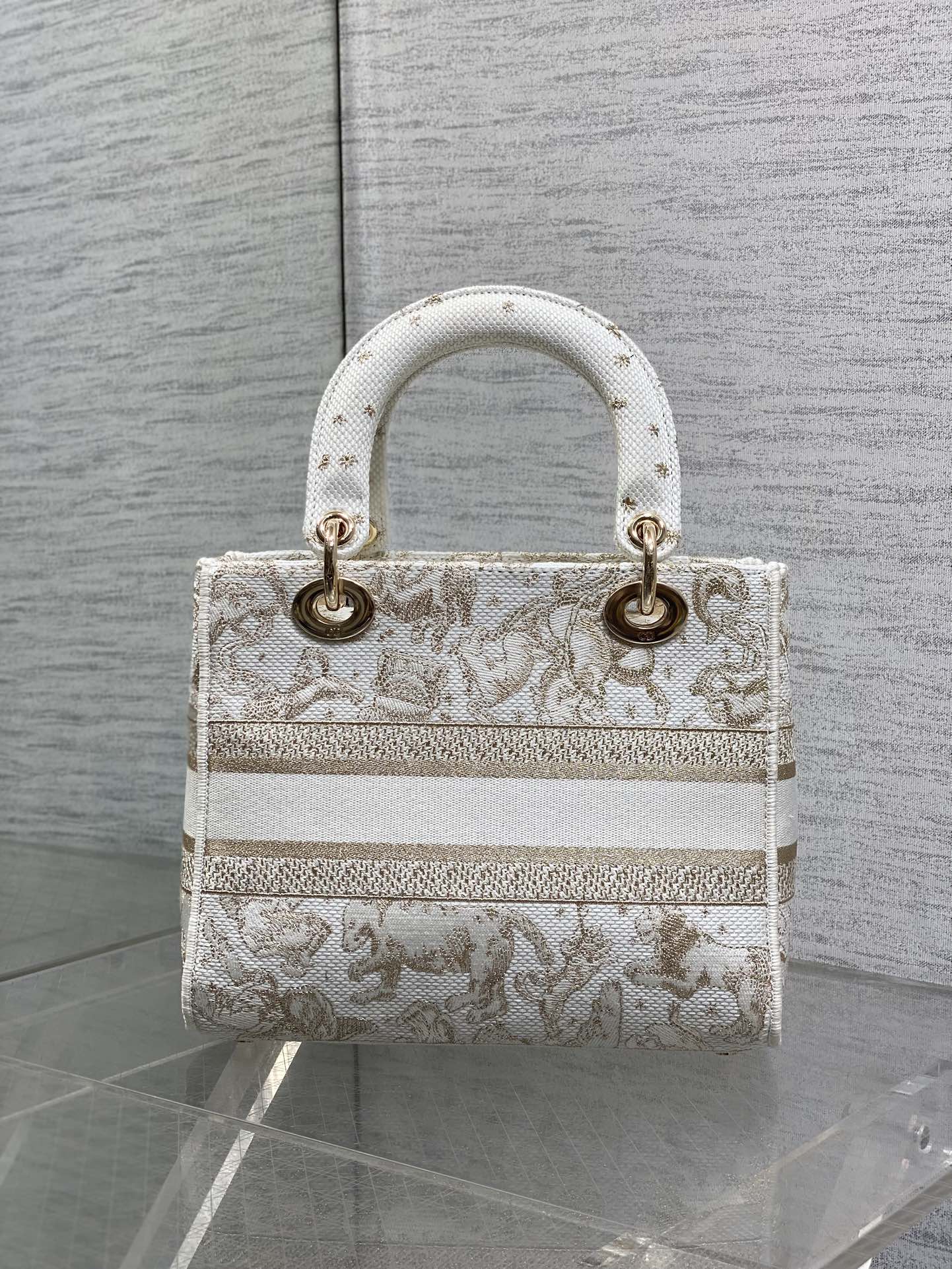 现货‼️Dior LadyD-Lite白金刺绣戴妃包，中号24cm，白色帆布+金色刺绣，优雅复古风满满!