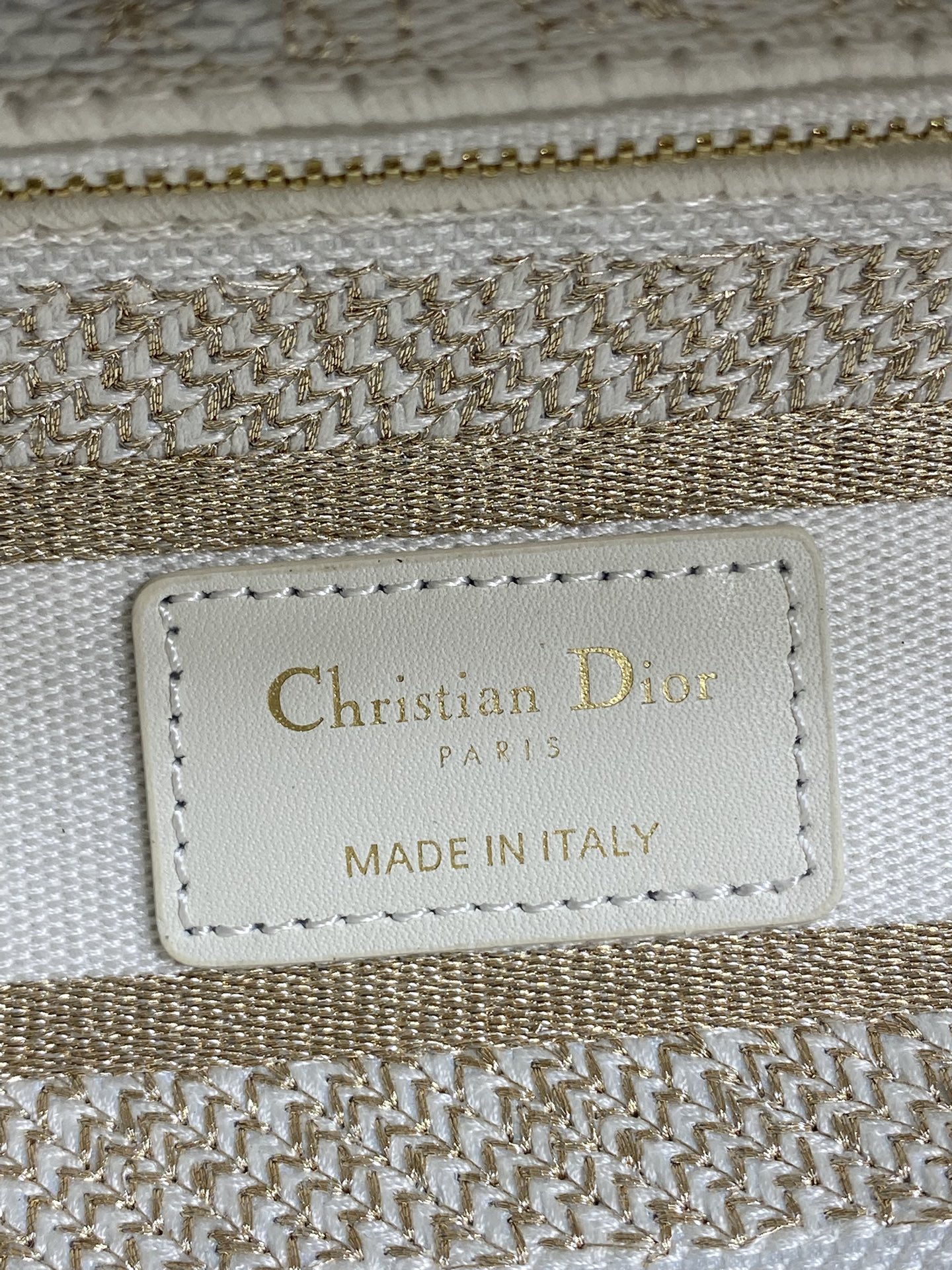 现货‼️Dior LadyD-Lite白金刺绣戴妃包，中号24cm，白色帆布+金色刺绣，优雅复古风满满!