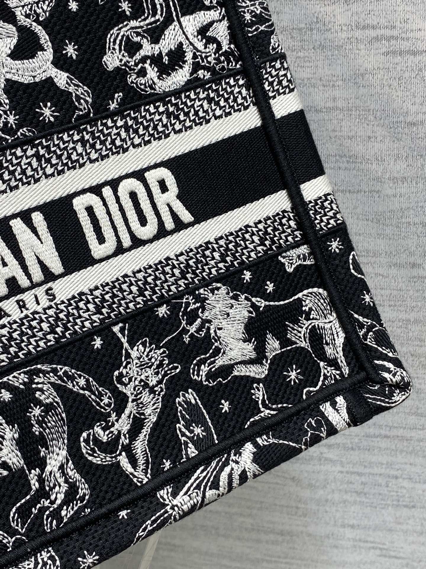现货‼️Dior Book Tote动物园系列托特包，黑底白线刺绣动物图案，辨识度超高!包身中央有