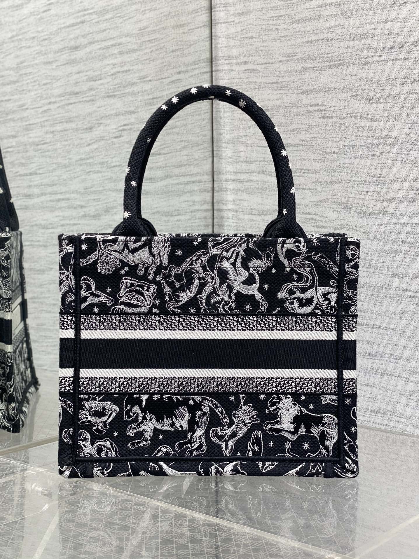 现货‼️Dior Book Tote动物园系列托特包，黑底白线刺绣动物图案，辨识度超高!包身中央有