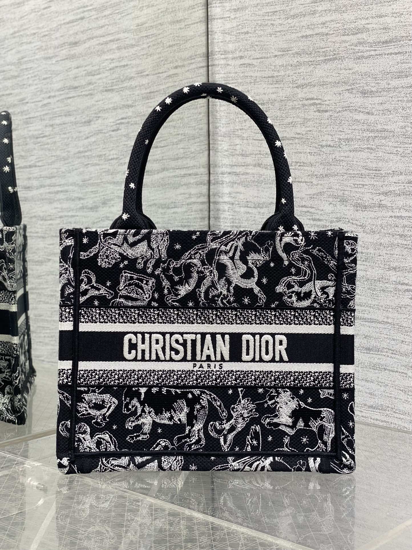 现货‼️Dior Book Tote动物园系列托特包，黑底白线刺绣动物图案，辨识度超高!包身中央有