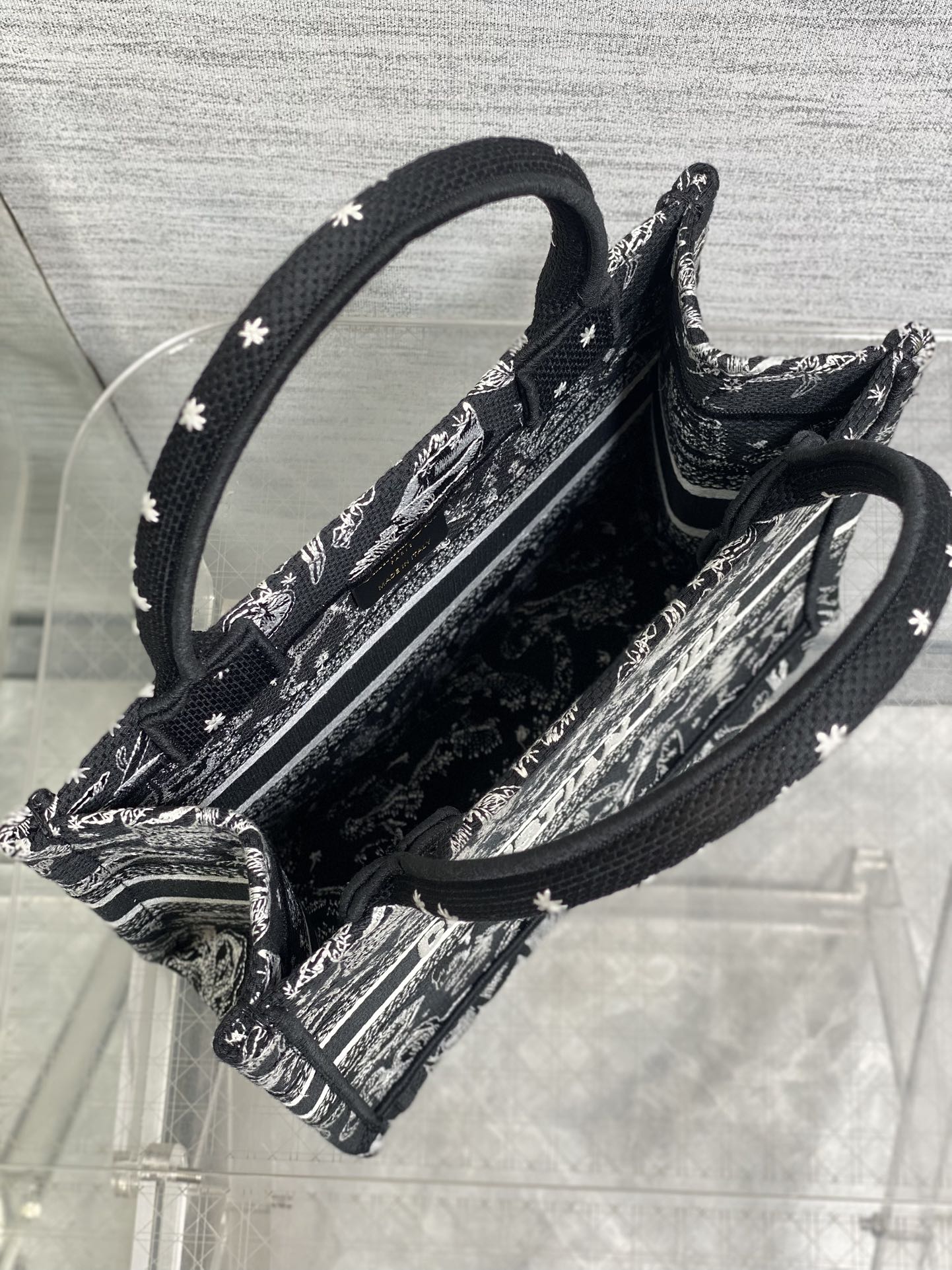 现货‼️Dior Book Tote动物园系列托特包，黑底白线刺绣动物图案，辨识度超高!包身中央有