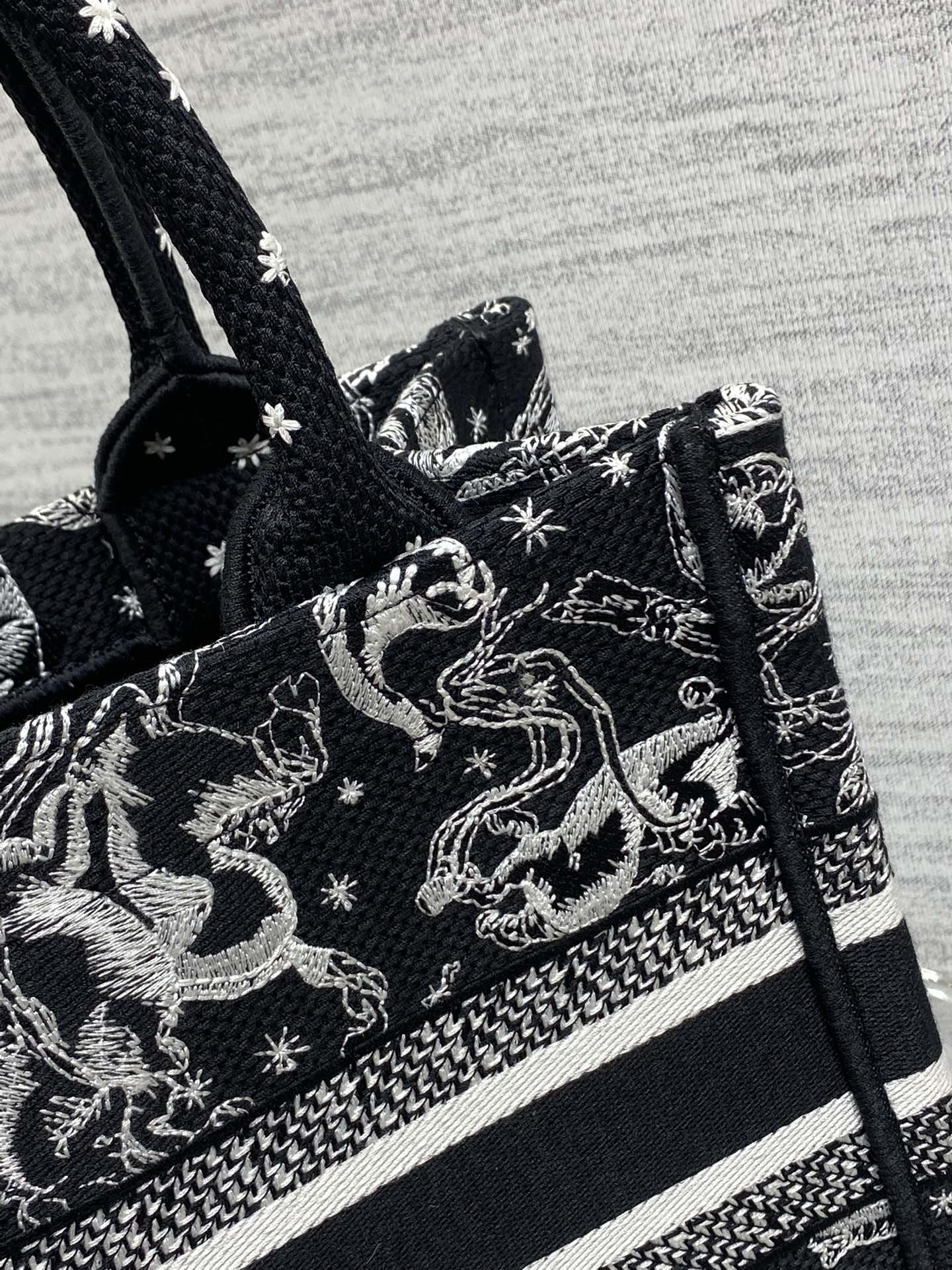 现货‼️Dior Book Tote动物园系列托特包，黑底白线刺绣动物图案，辨识度超高!包身中央有