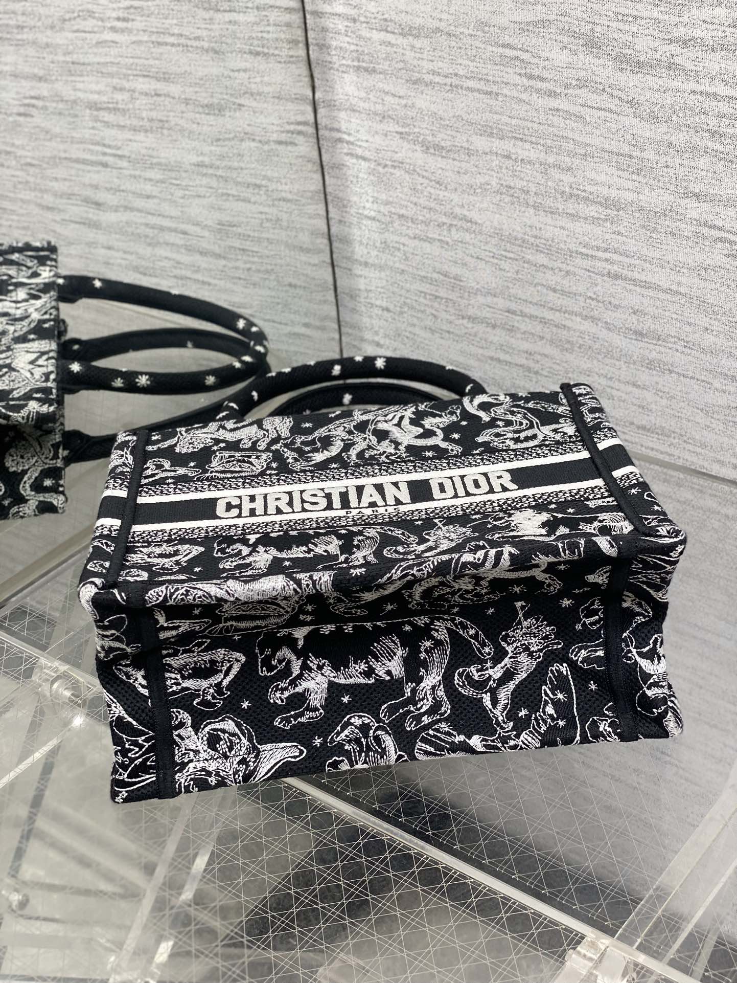 现货‼️Dior Book Tote动物园系列托特包，黑底白线刺绣动物图案，辨识度超高!包身中央有