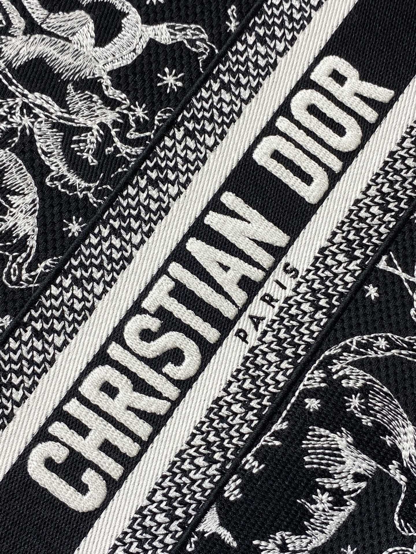 现货‼️Dior Book Tote动物园系列托特包，黑底白线刺绣动物图案，辨识度超高!包身中央有