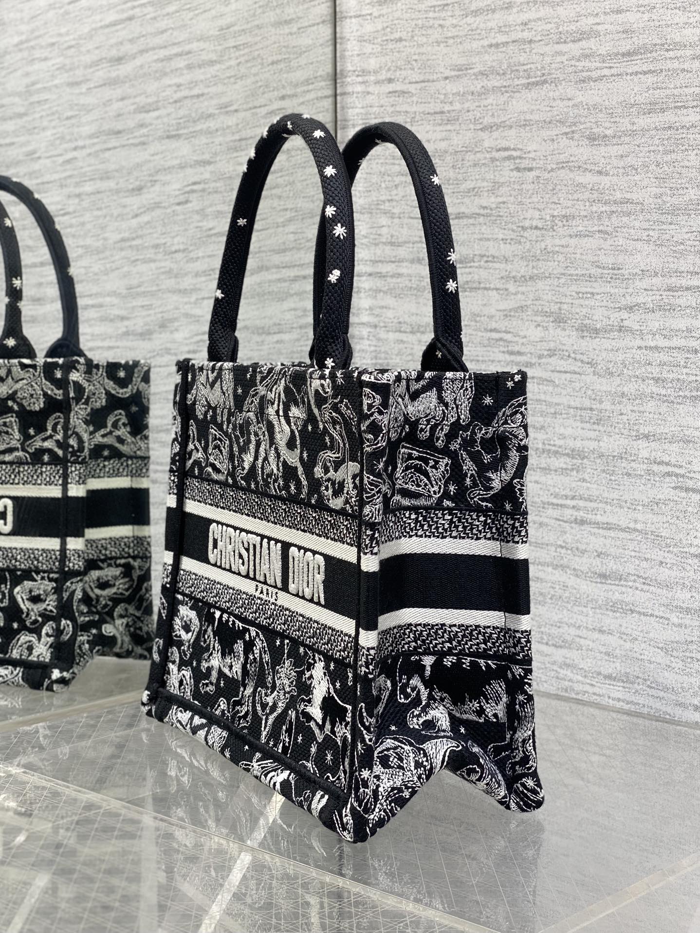 现货‼️Dior Book Tote动物园系列托特包，黑底白线刺绣动物图案，辨识度超高!包身中央有