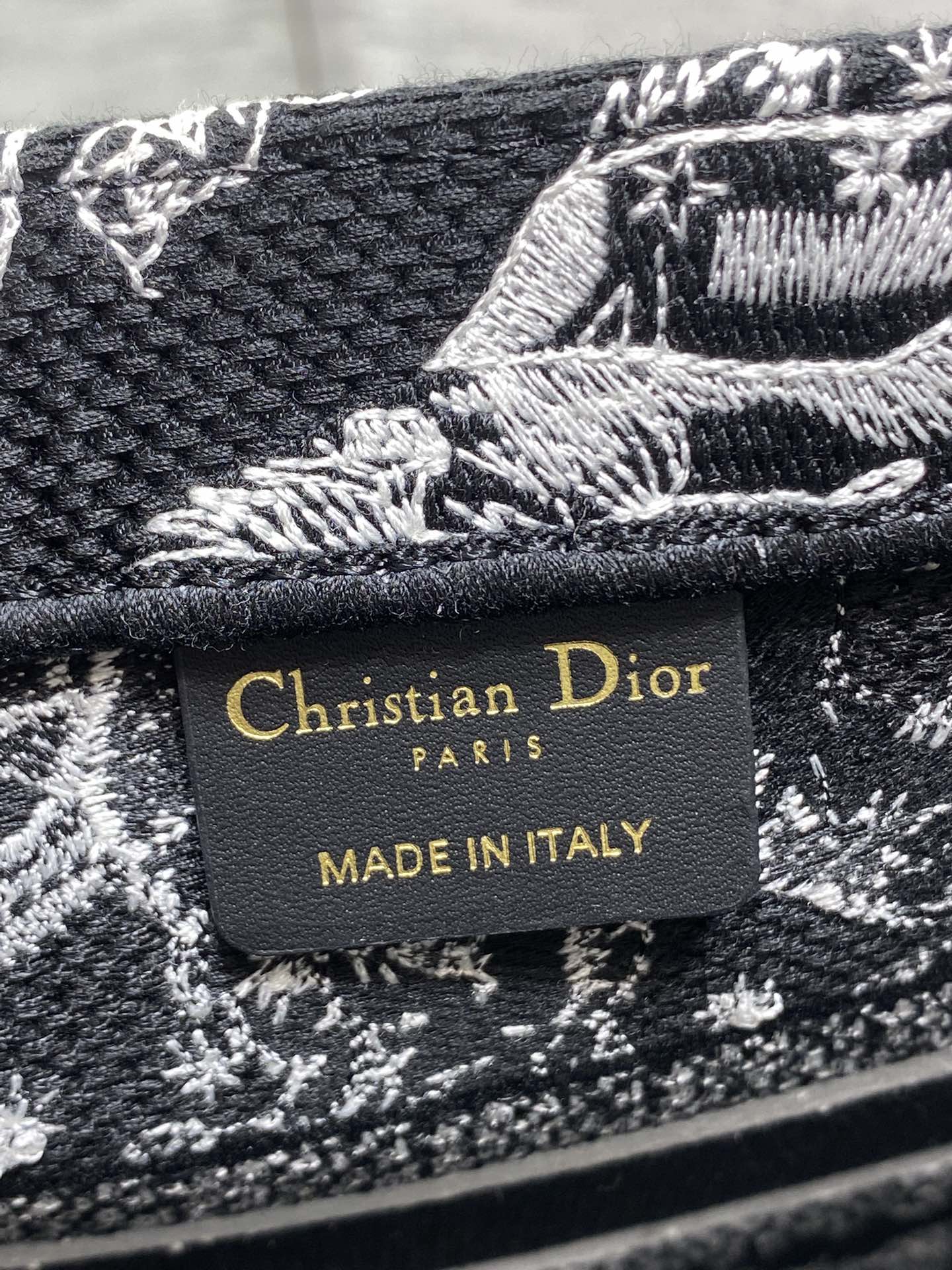 现货‼️Dior Book Tote动物园系列托特包，黑底白线刺绣动物图案，辨识度超高!包身中央有