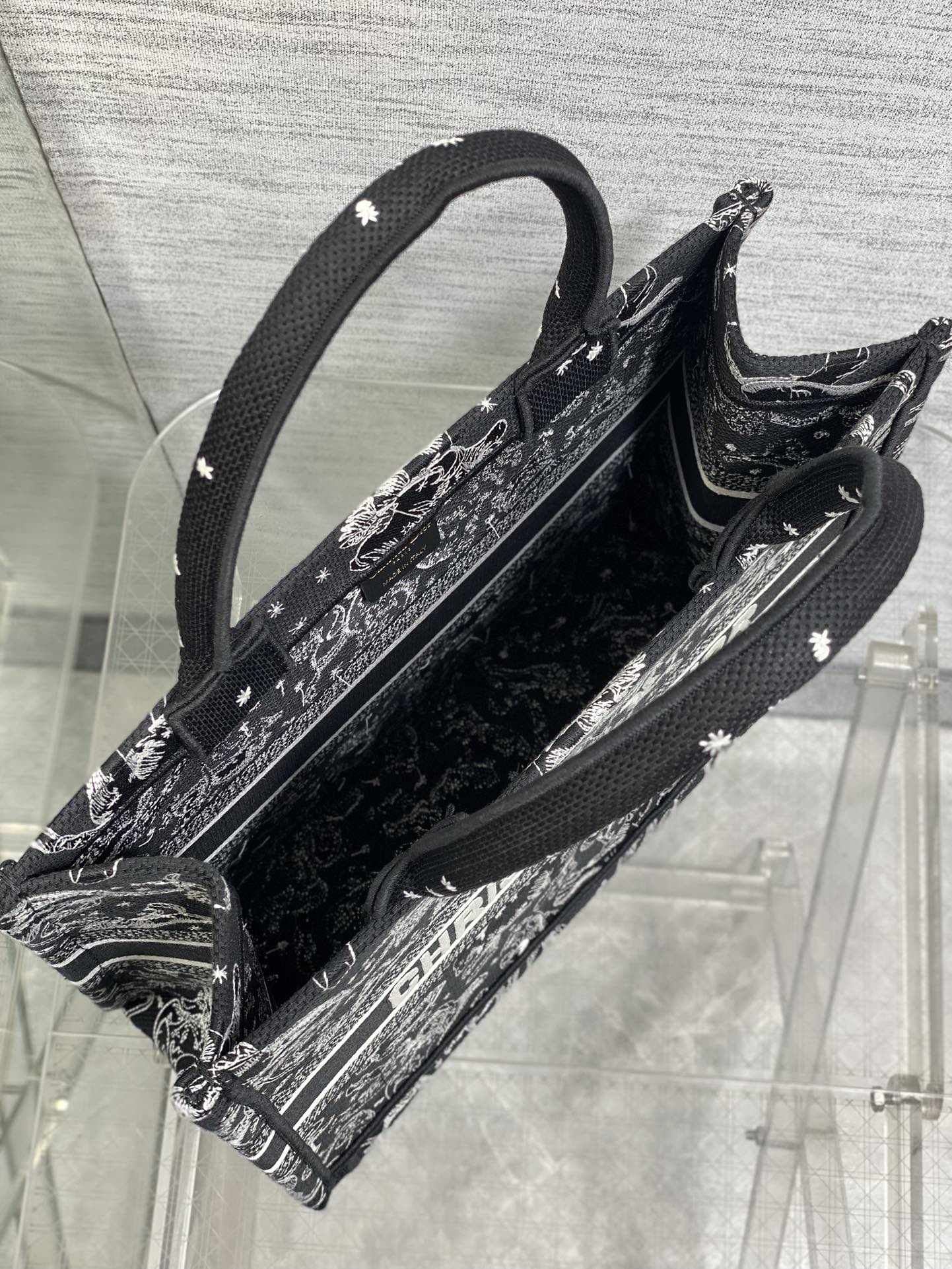 现货‼️Dior Book Tote动物园系列托特包，黑底白线刺绣动物图案，辨识度超高!包身中央有