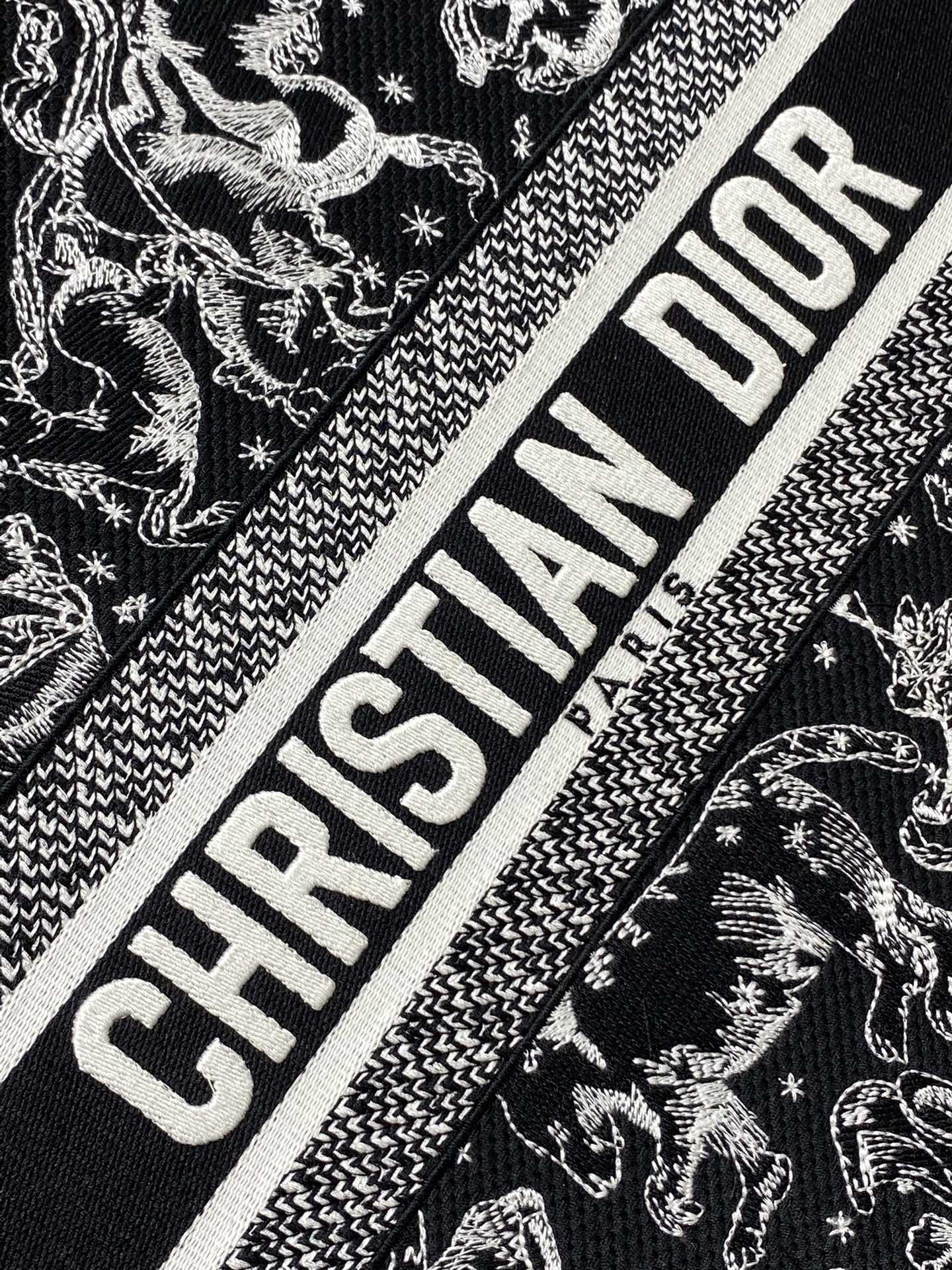 现货‼️Dior Book Tote动物园系列托特包，黑底白线刺绣动物图案，辨识度超高!包身中央有