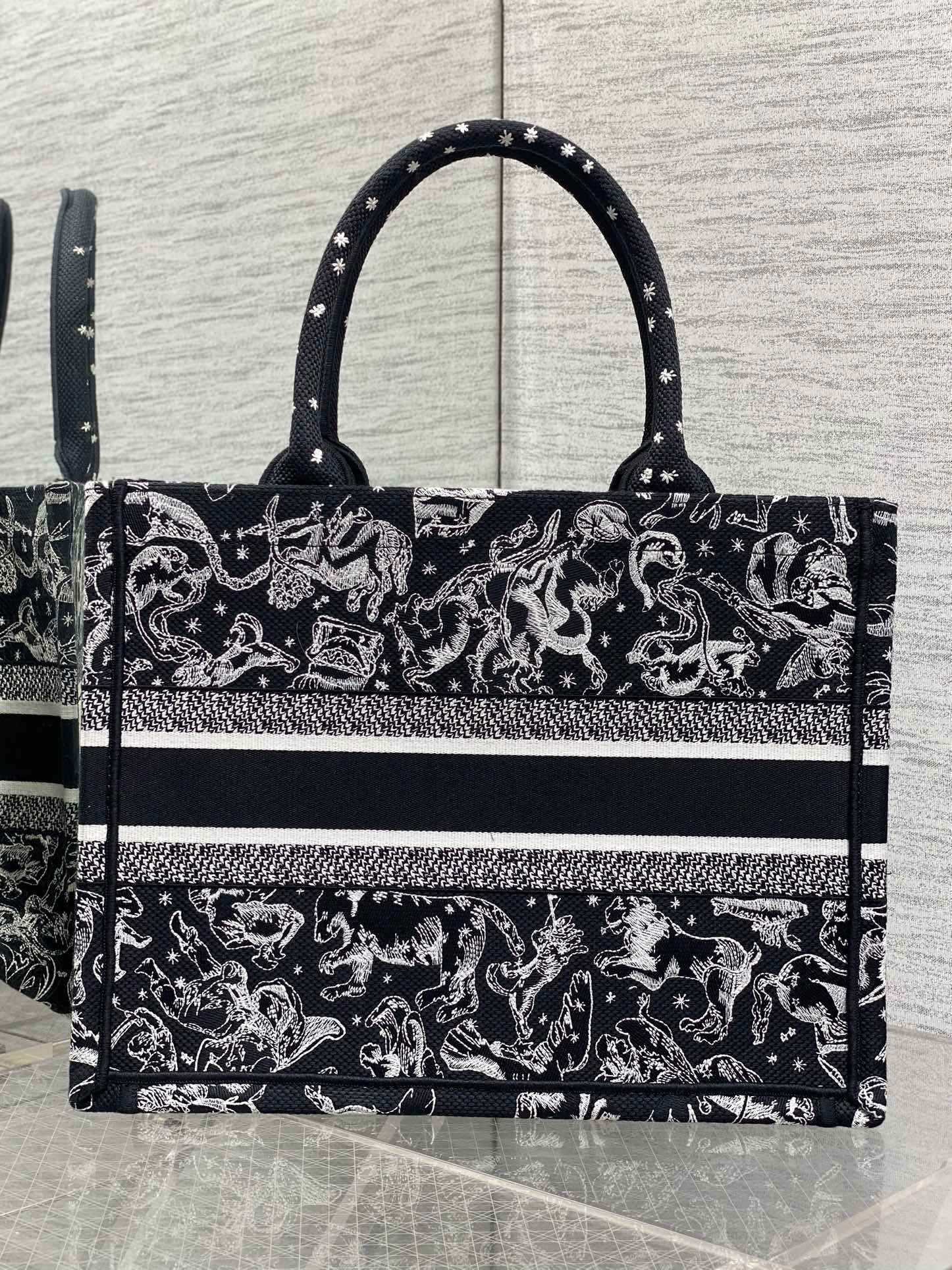 现货‼️Dior Book Tote动物园系列托特包，黑底白线刺绣动物图案，辨识度超高!包身中央有