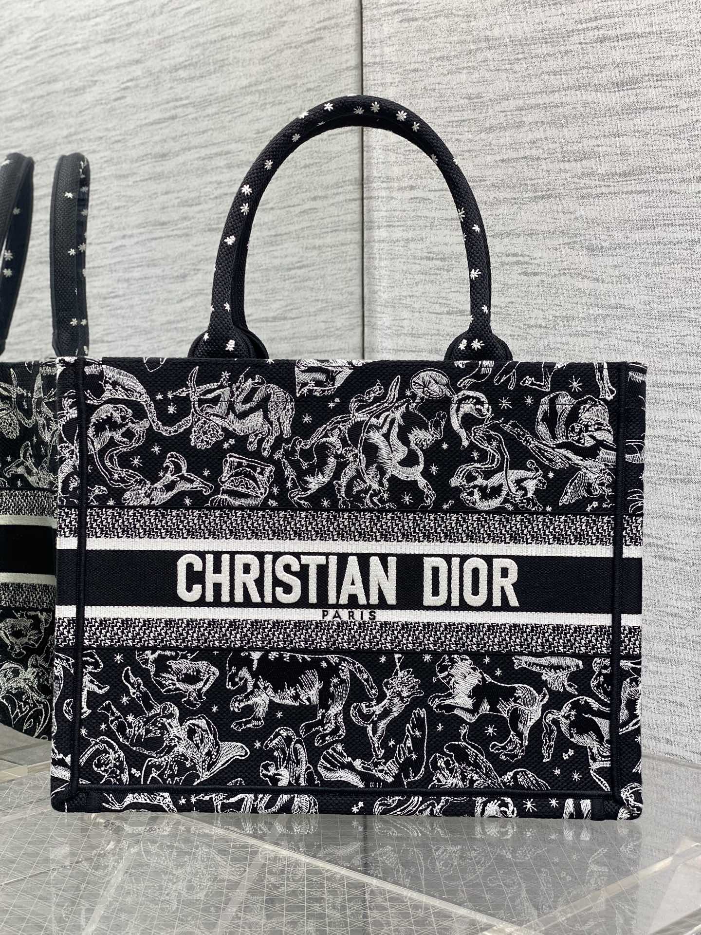 现货‼️Dior Book Tote动物园系列托特包，黑底白线刺绣动物图案，辨识度超高!包身中央有