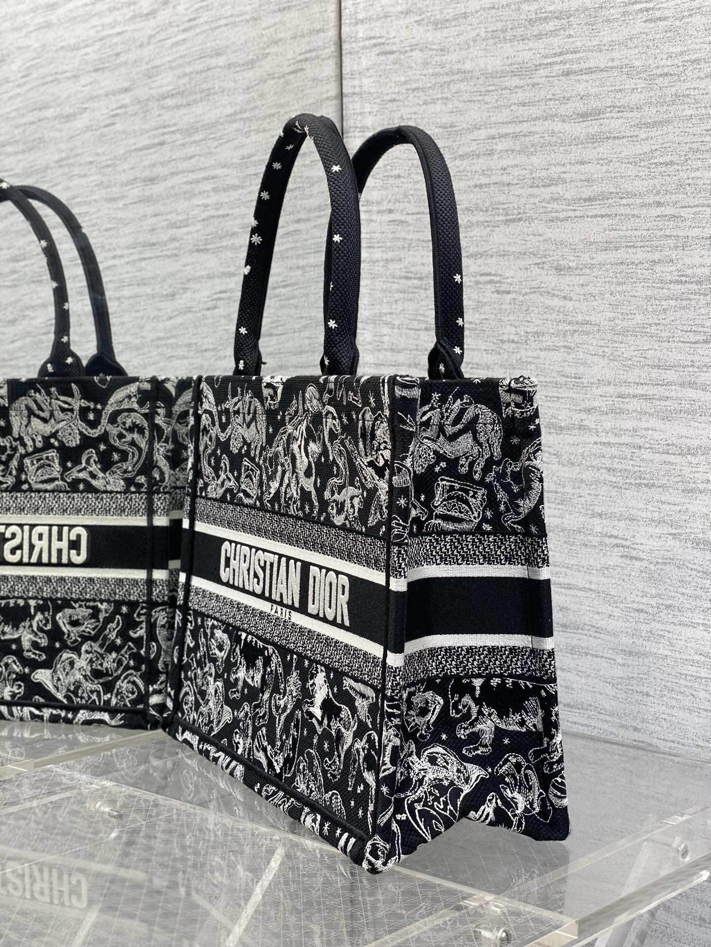 现货‼️Dior Book Tote动物园系列托特包，黑底白线刺绣动物图案，辨识度超高!包身中央有