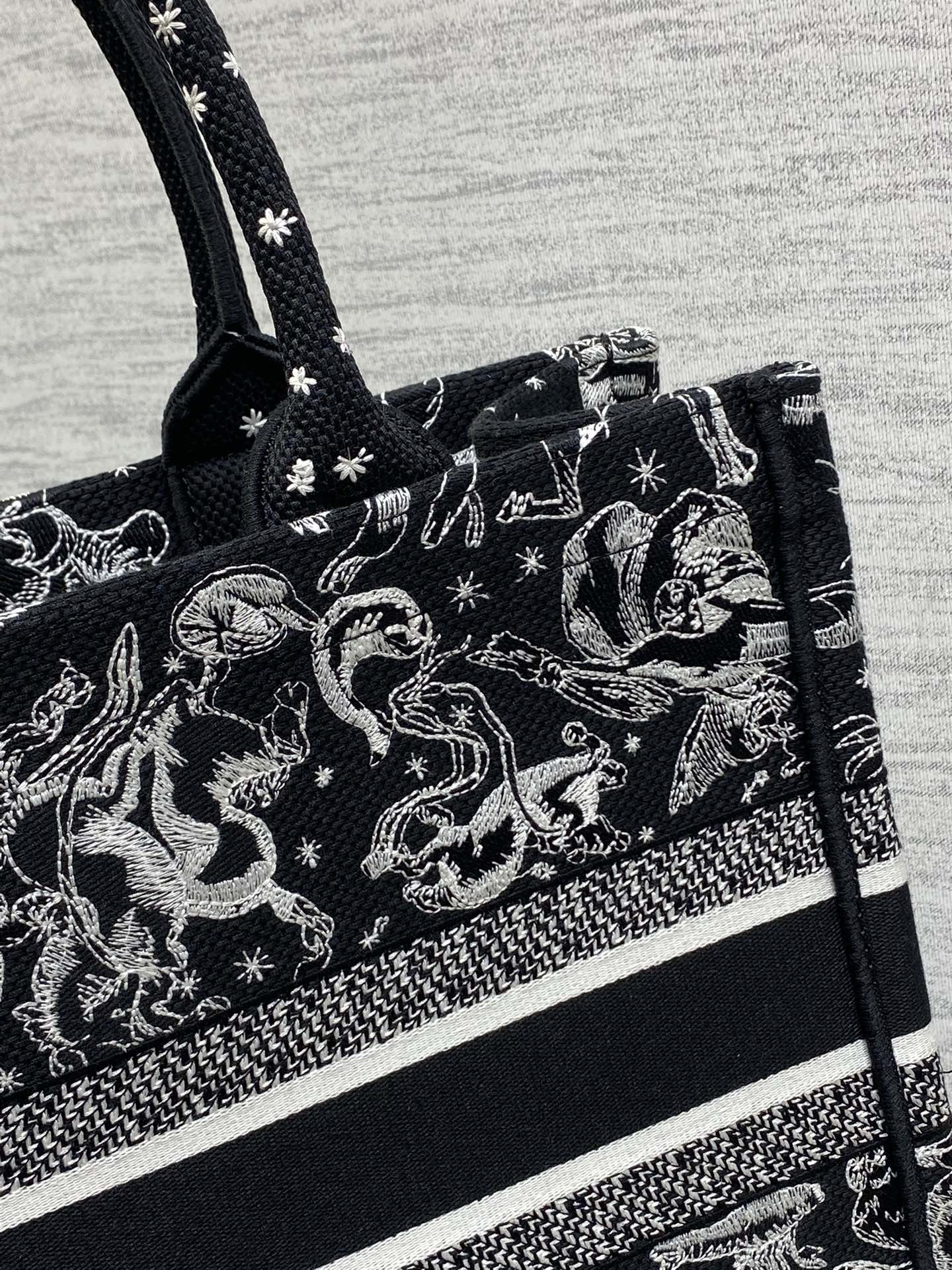 现货‼️Dior Book Tote动物园系列托特包，黑底白线刺绣动物图案，辨识度超高!包身中央有