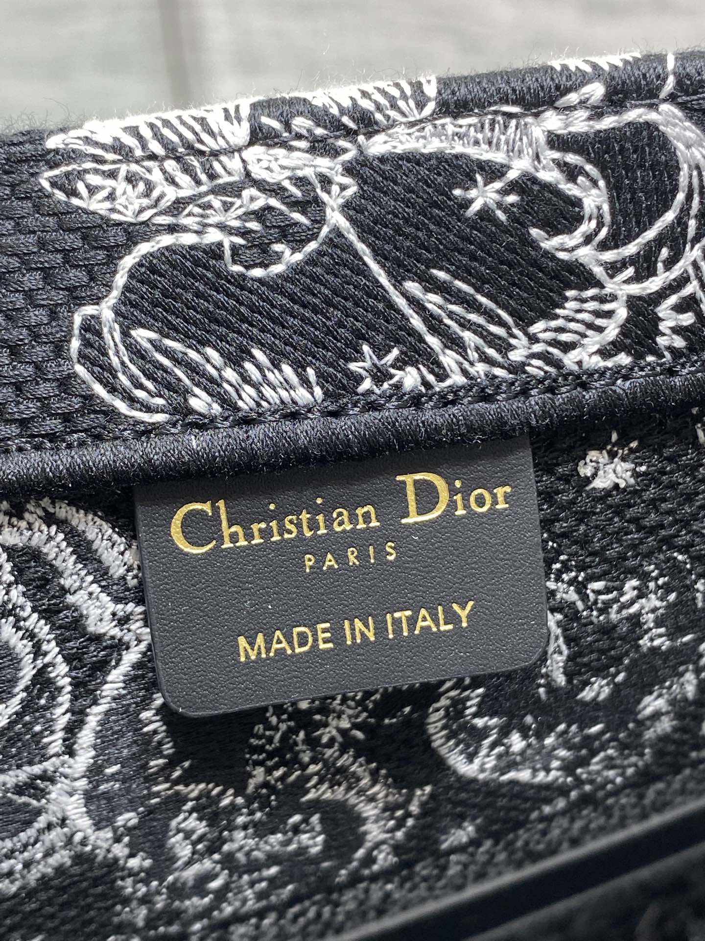 现货‼️Dior Book Tote动物园系列托特包，黑底白线刺绣动物图案，辨识度超高!包身中央有