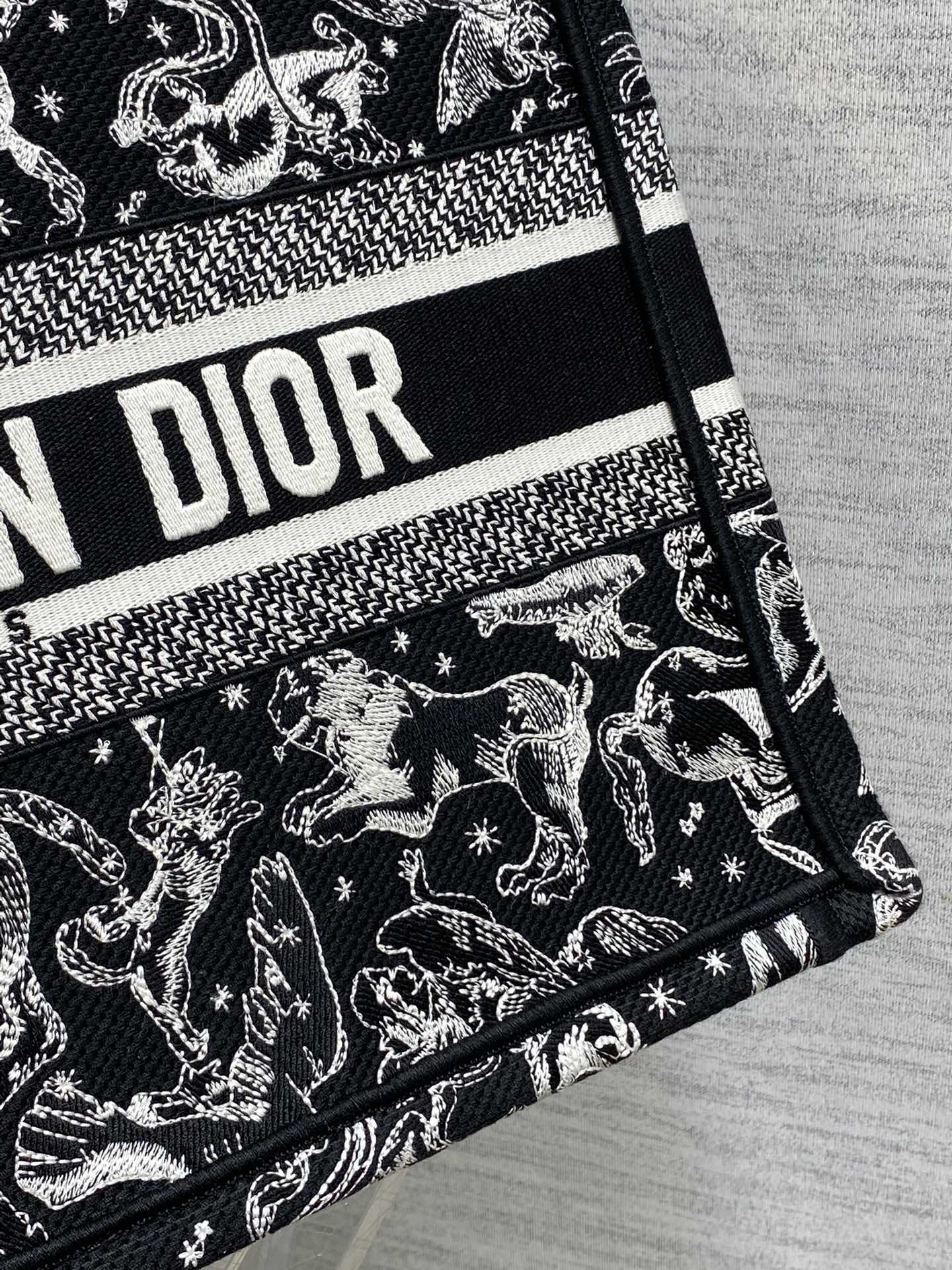 现货‼️Dior Book Tote动物园系列托特包，黑底白线刺绣动物图案，辨识度超高!包身中央有