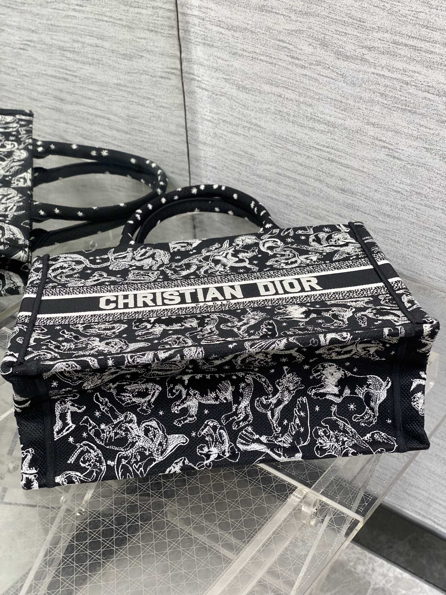 现货‼️Dior Book Tote动物园系列托特包，黑底白线刺绣动物图案，辨识度超高!包身中央有