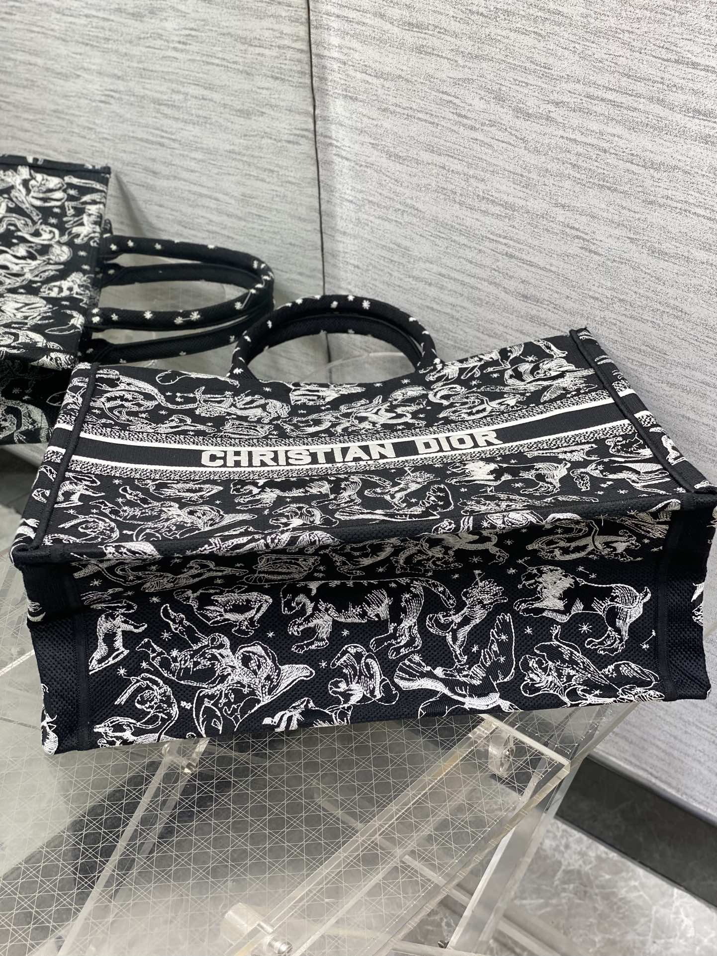 现货‼️Dior Book Tote动物园系列托特包，黑底白线刺绣动物图案，辨识度超高!包身中央有