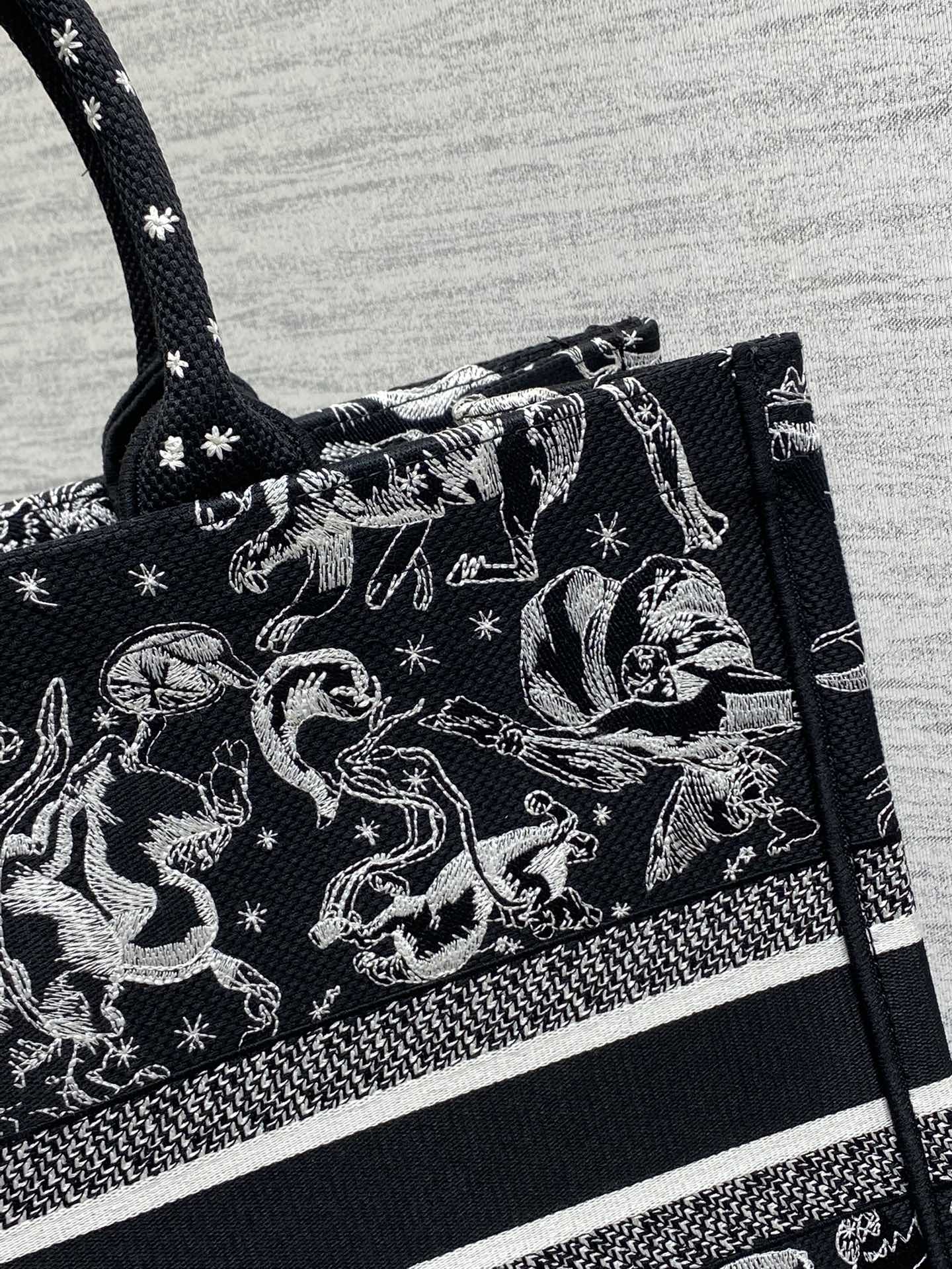 现货‼️Dior Book Tote动物园系列托特包，黑底白线刺绣动物图案，辨识度超高!包身中央有