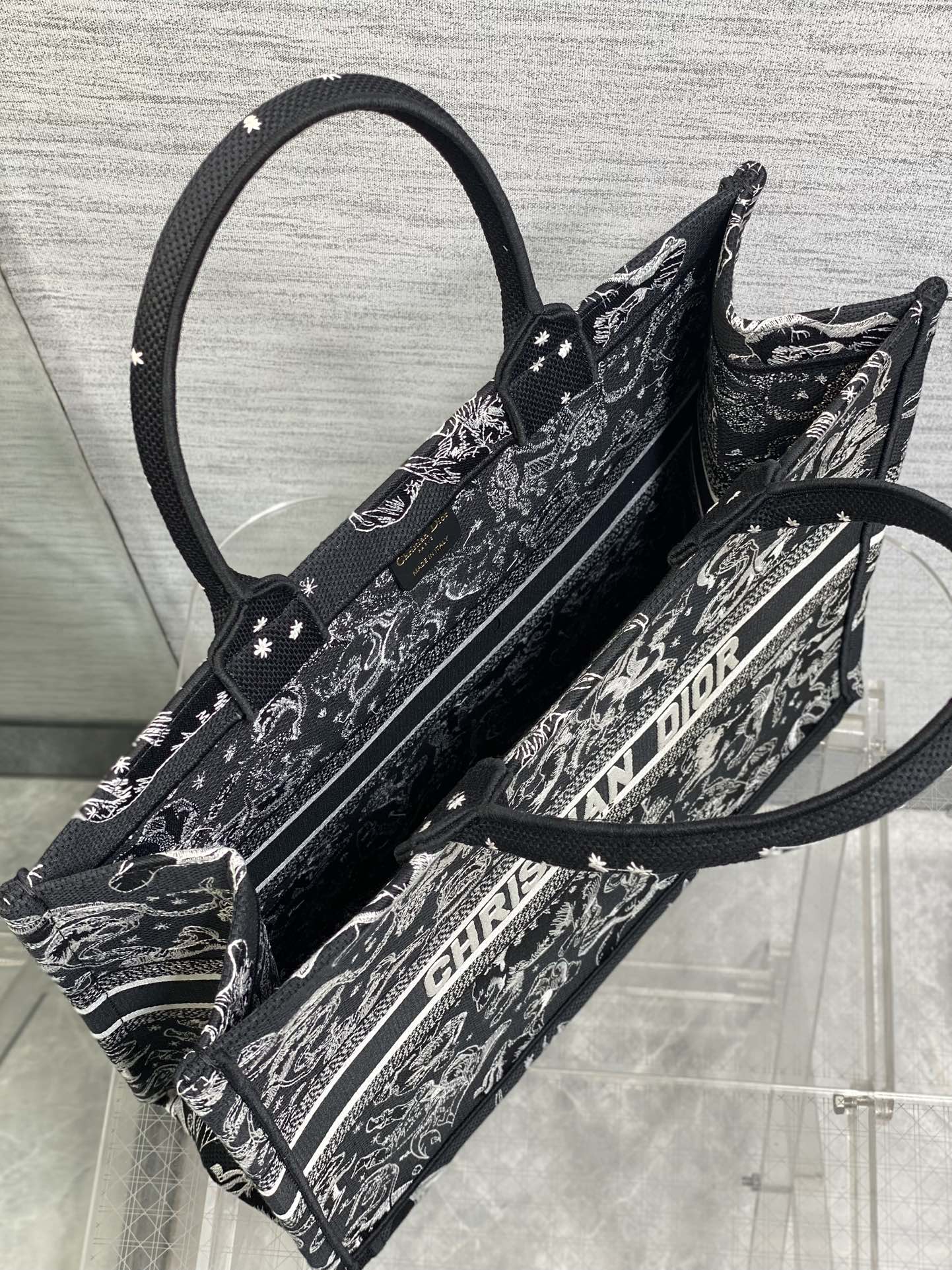 现货‼️Dior Book Tote动物园系列托特包，黑底白线刺绣动物图案，辨识度超高!包身中央有