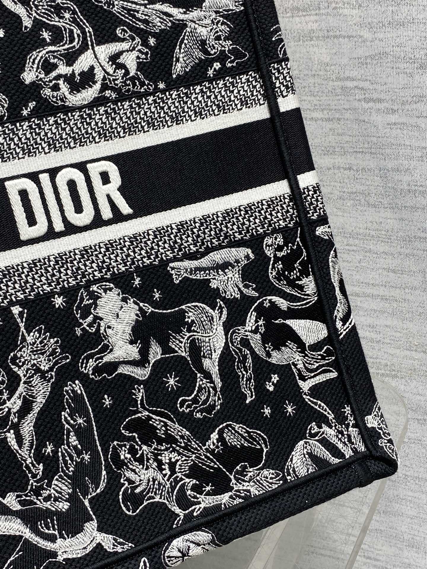 现货‼️Dior Book Tote动物园系列托特包，黑底白线刺绣动物图案，辨识度超高!包身中央有