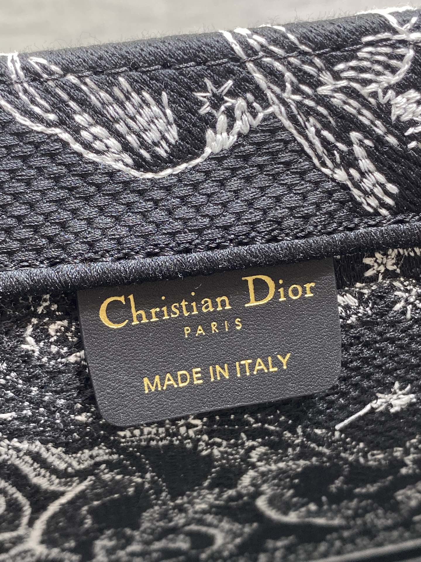 现货‼️Dior Book Tote动物园系列托特包，黑底白线刺绣动物图案，辨识度超高!包身中央有
