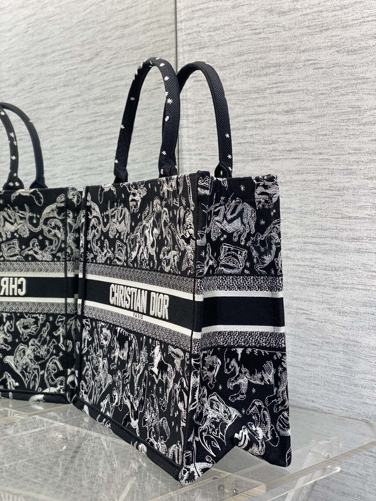 现货‼️Dior Book Tote动物园系列托特包，黑底白线刺绣动物图案，辨识度超高!包身中央有