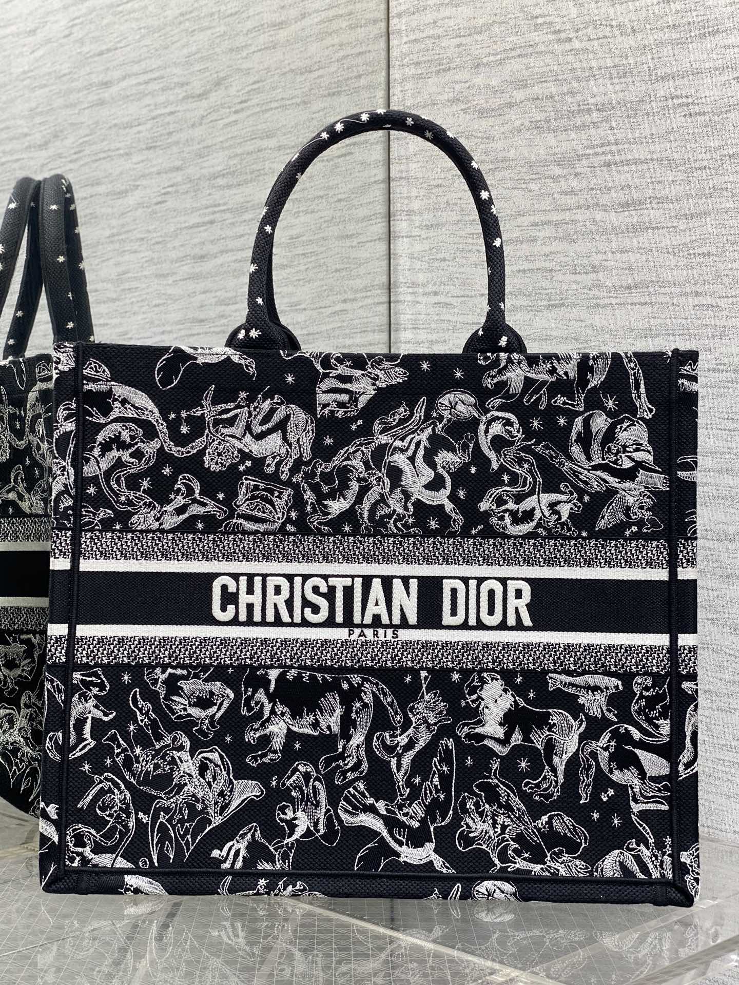 现货‼️Dior Book Tote动物园系列托特包，黑底白线刺绣动物图案，辨识度超高!包身中央有